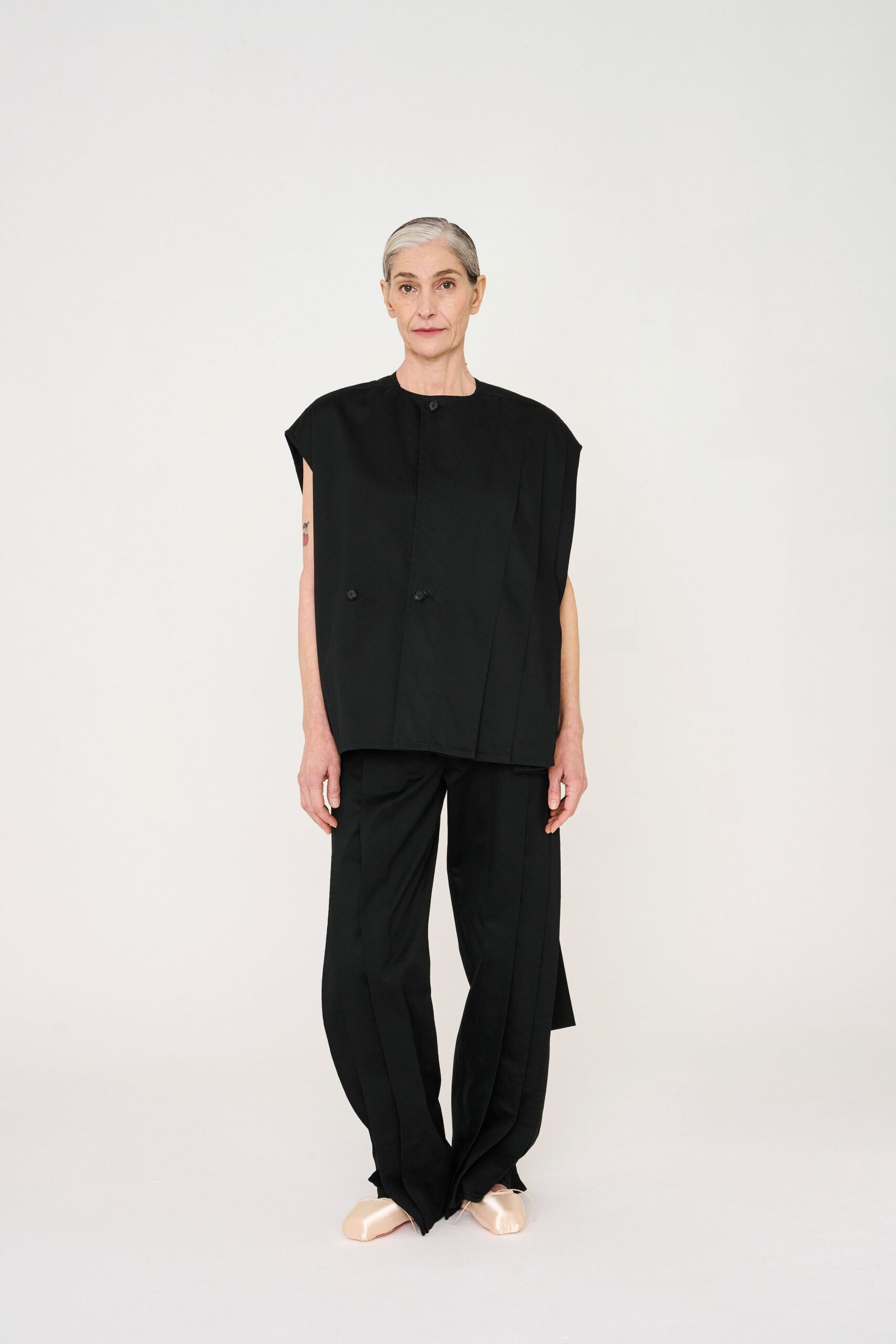 black cotton short-sleeve collared relaxed buttoned top