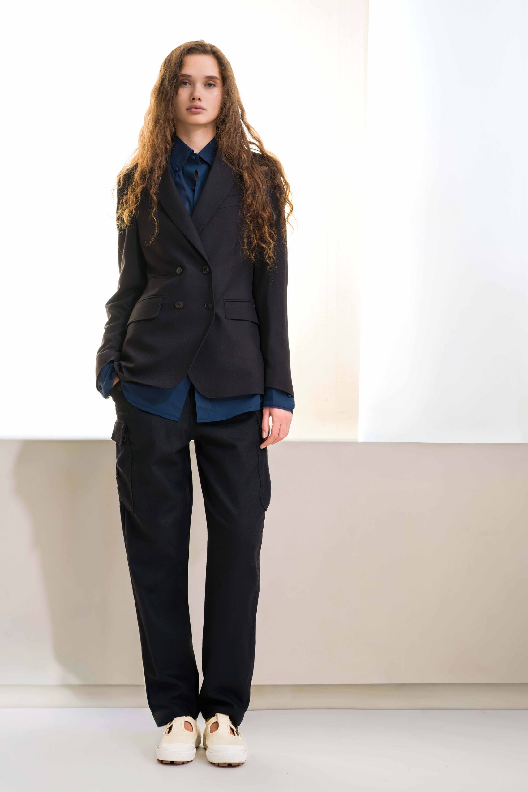 black wool long-sleeve collared tailored blazer