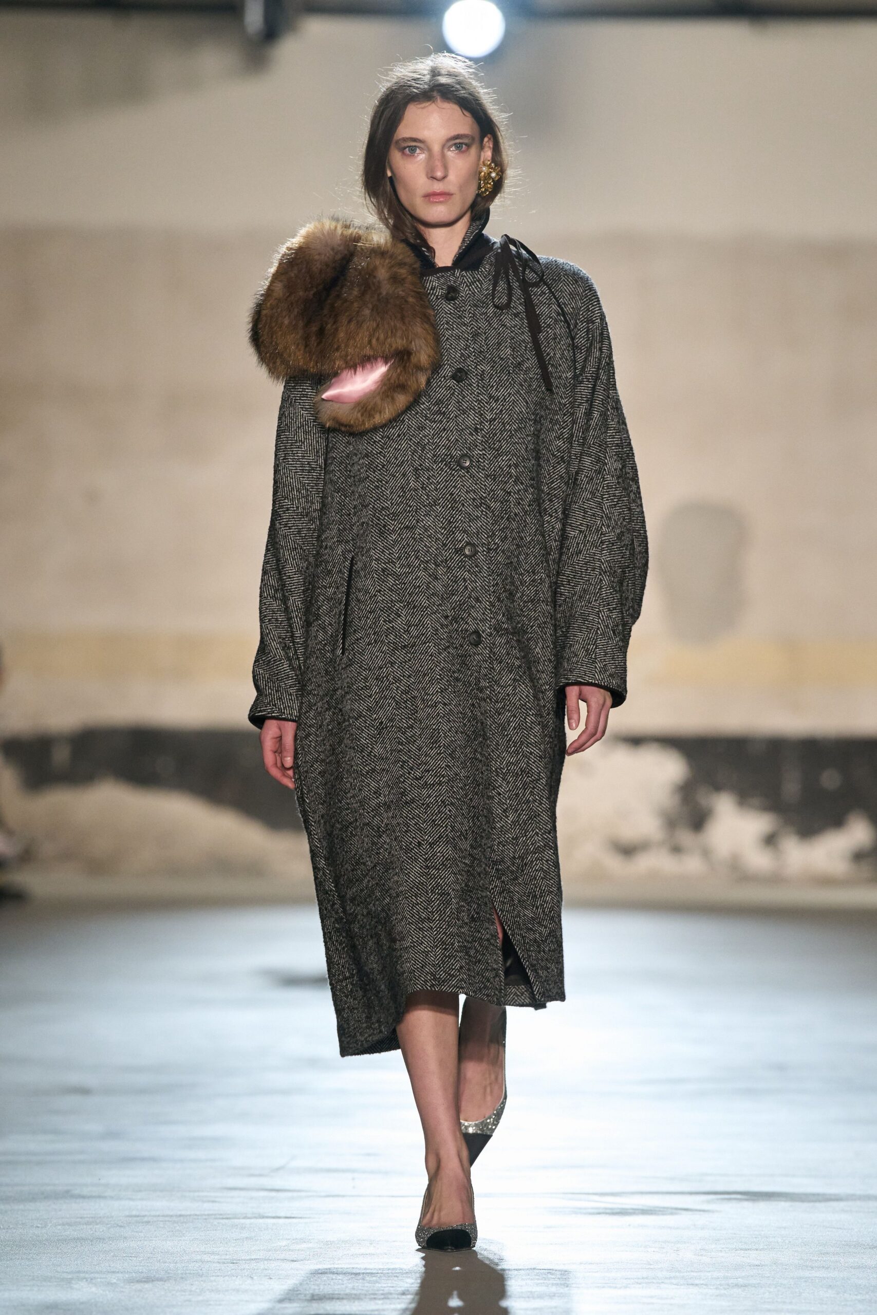 gray wool long-sleeve collared relaxed buttoned pockets coat