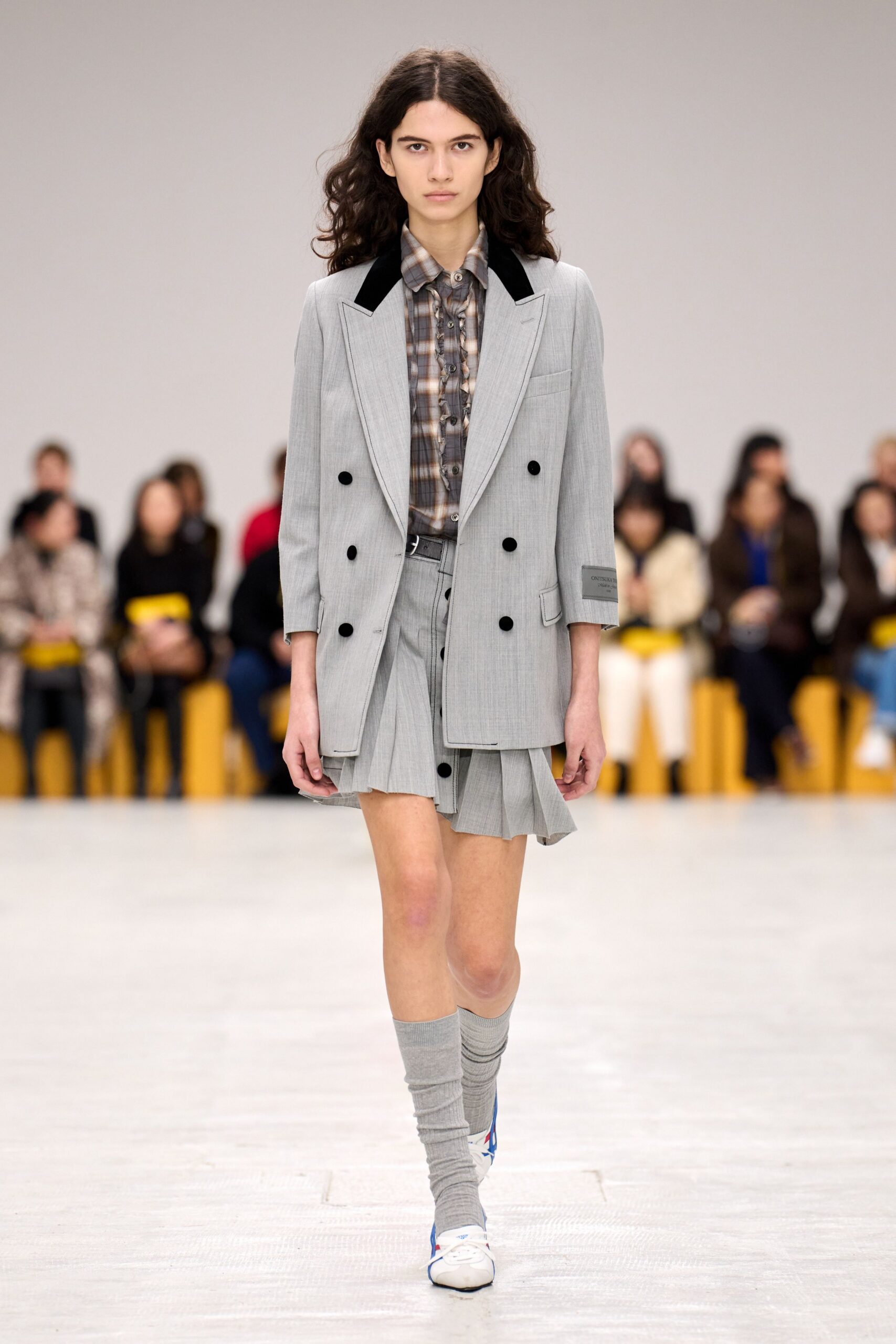 gray cotton long-sleeve collared tailored buttoned blazer