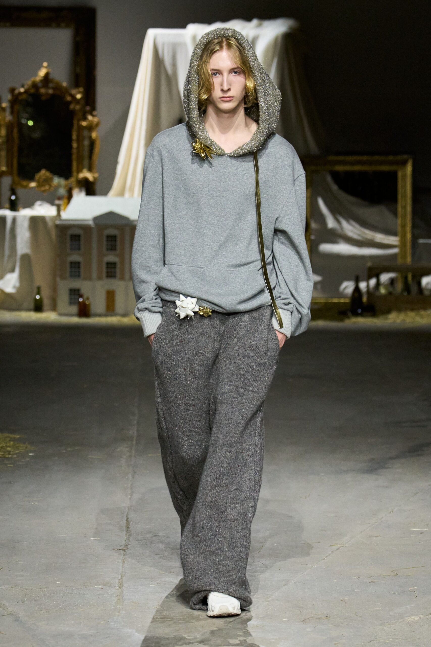 gray cotton long-sleeve hooded relaxed hoodie