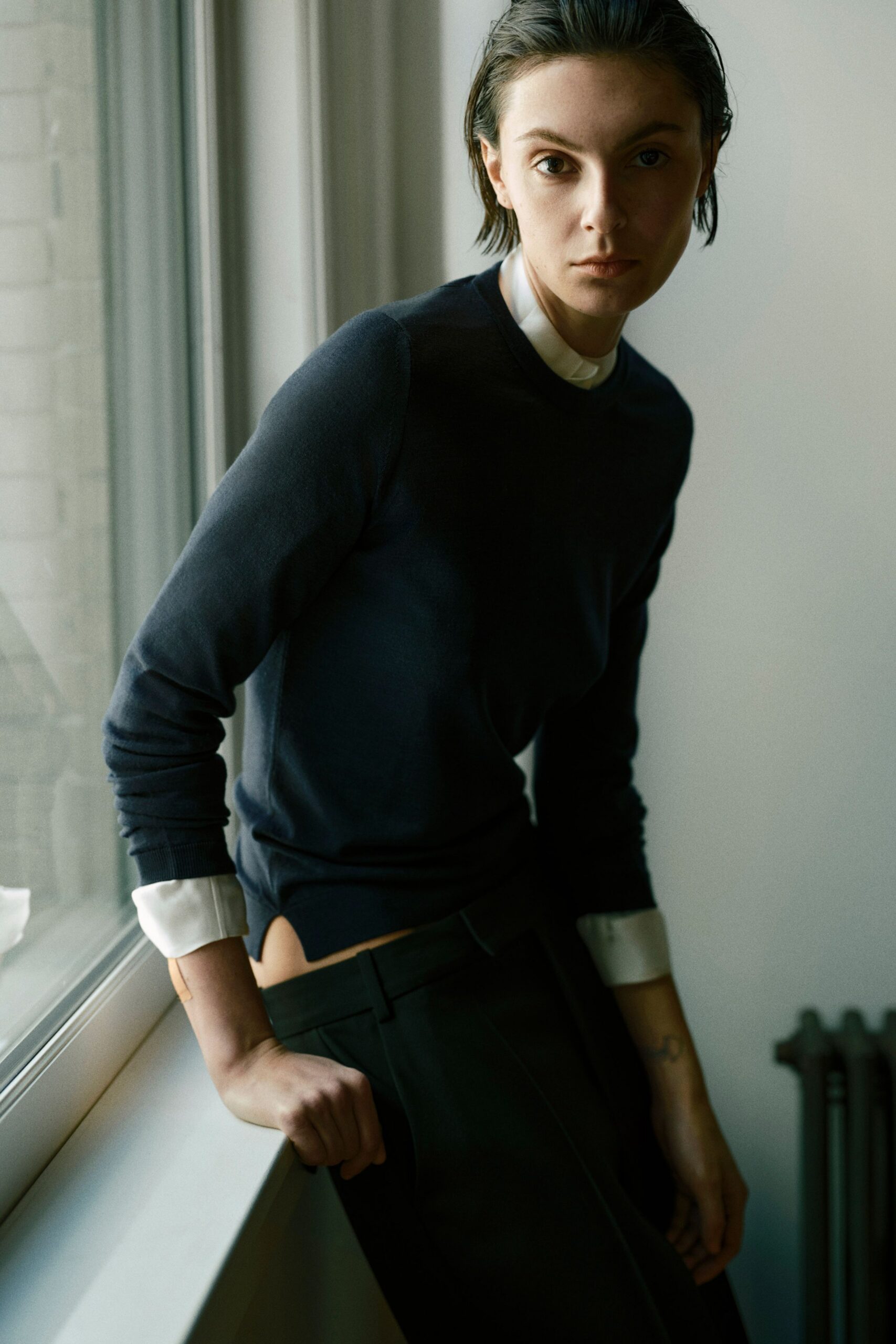black wool long-sleeve collared fitted sweater
