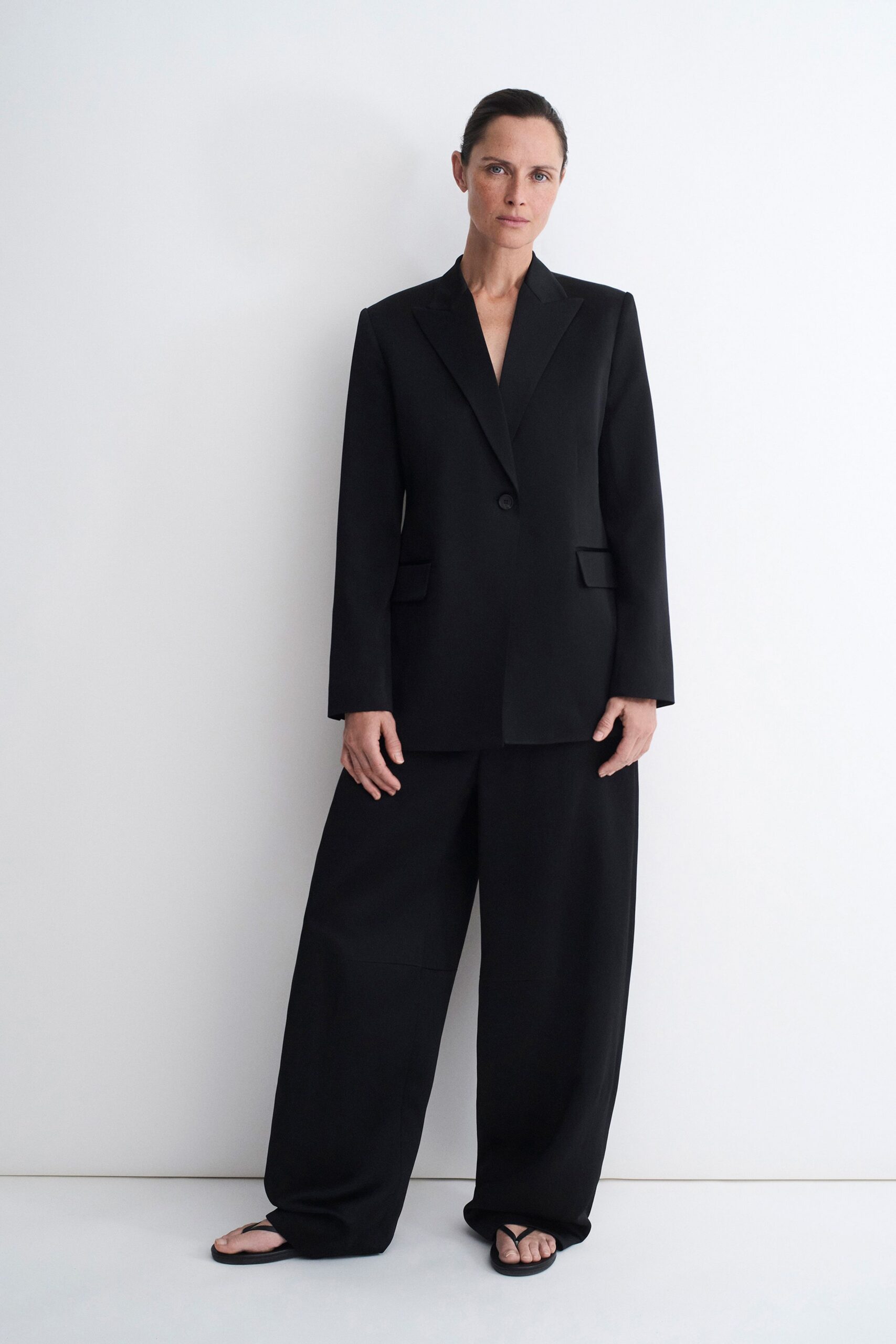 black long-sleeve collared relaxed buttoned blazer