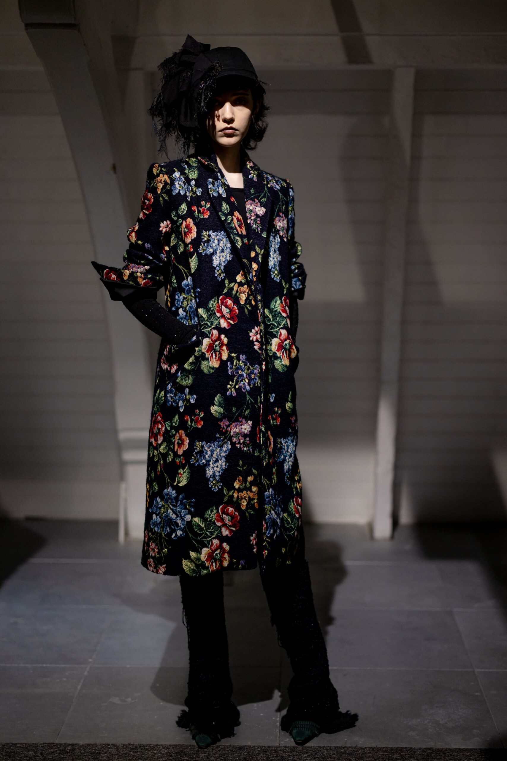 black silk long-sleeve collared fitted floral embroidered coat