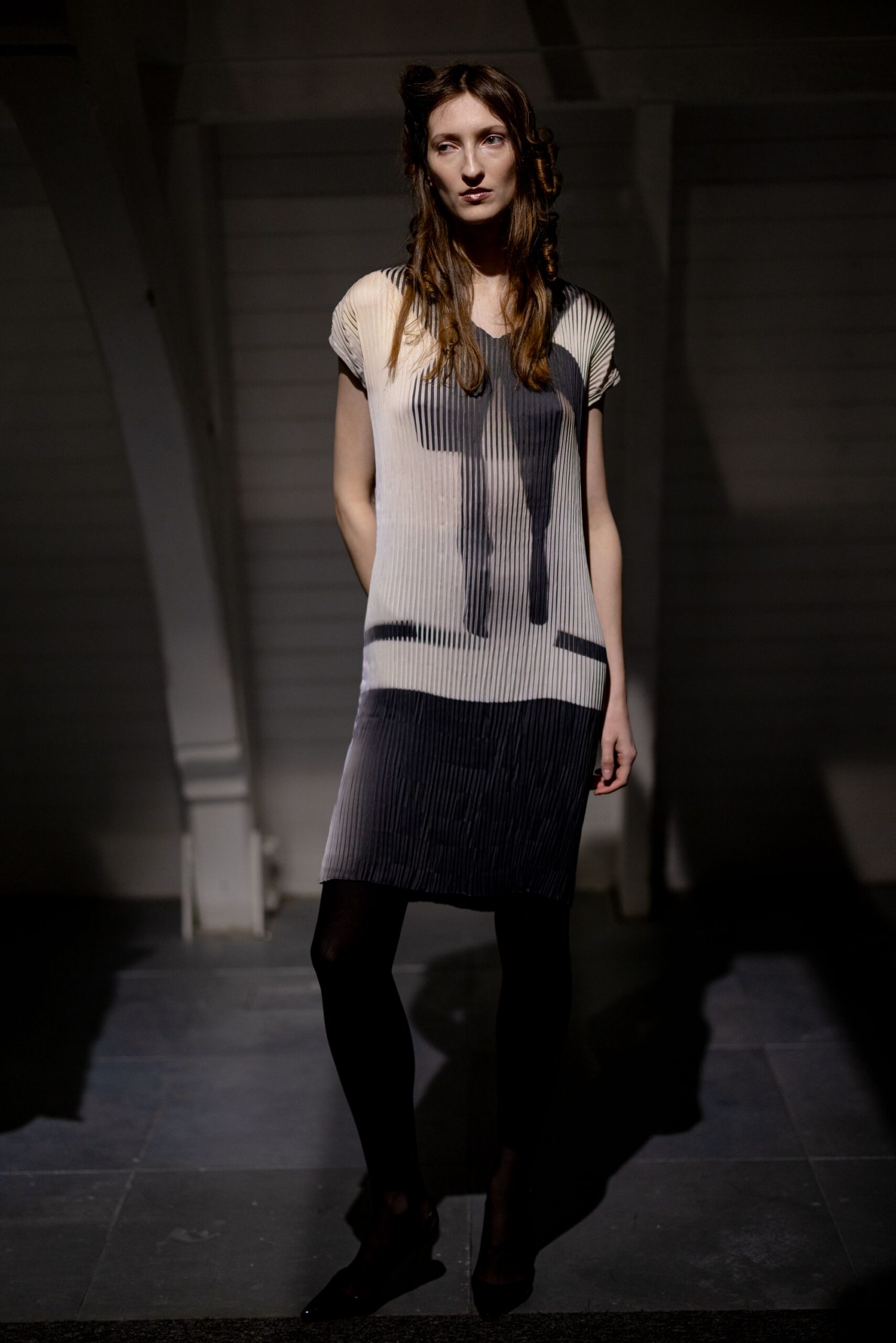 black cotton short-sleeve fitted pleated short dress