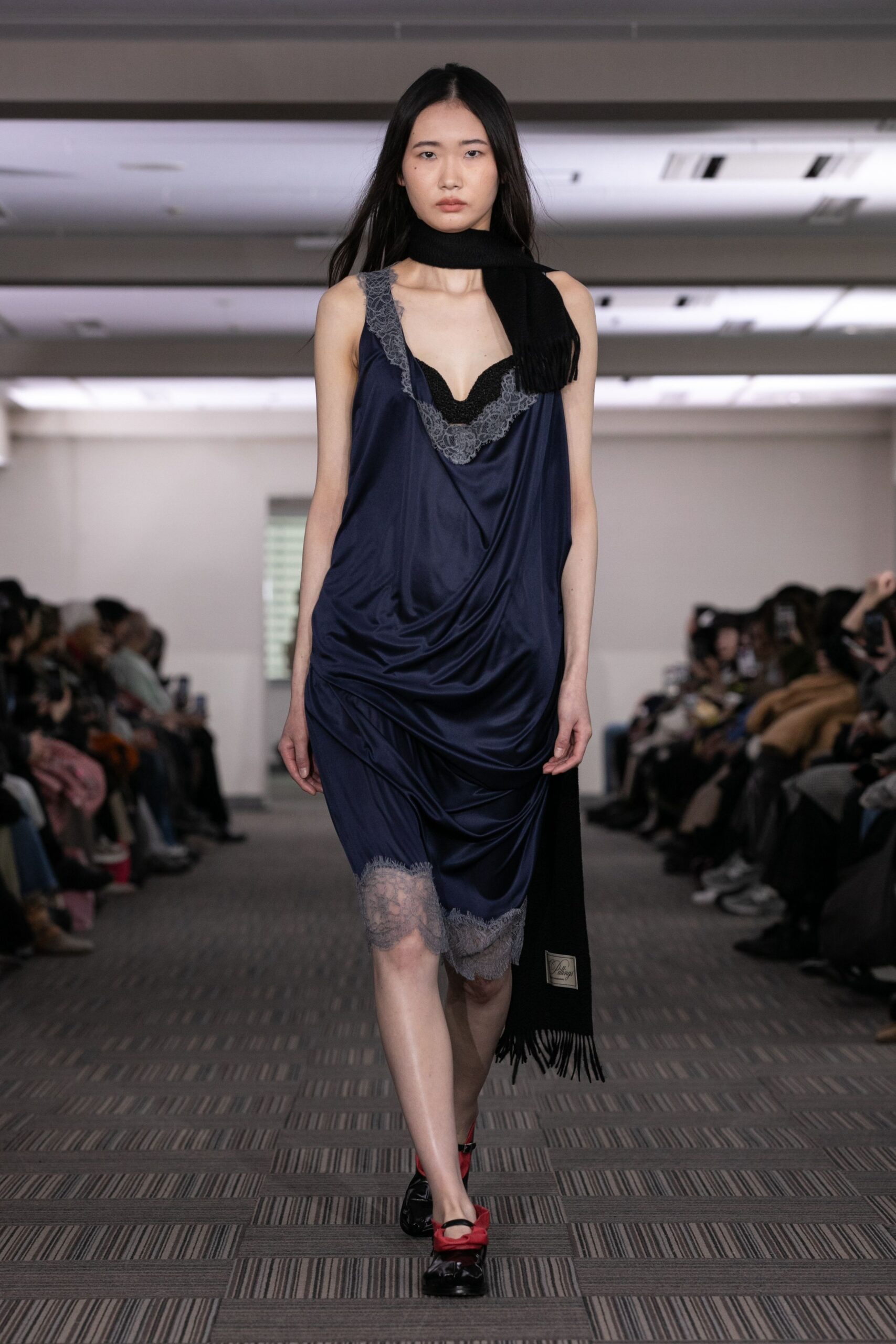 black silk fitted scarf