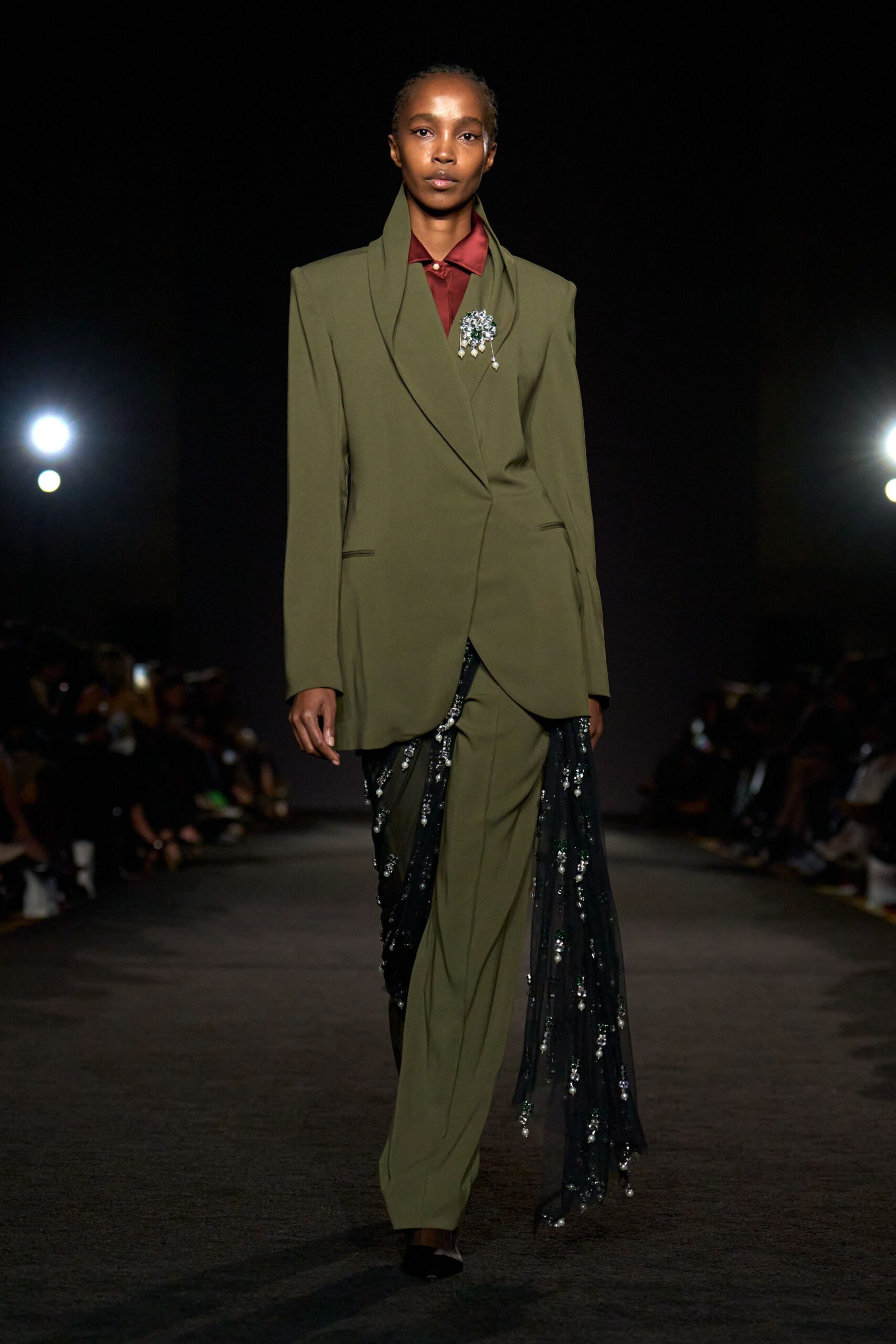 green long-sleeve collared tailored buttoned blazer