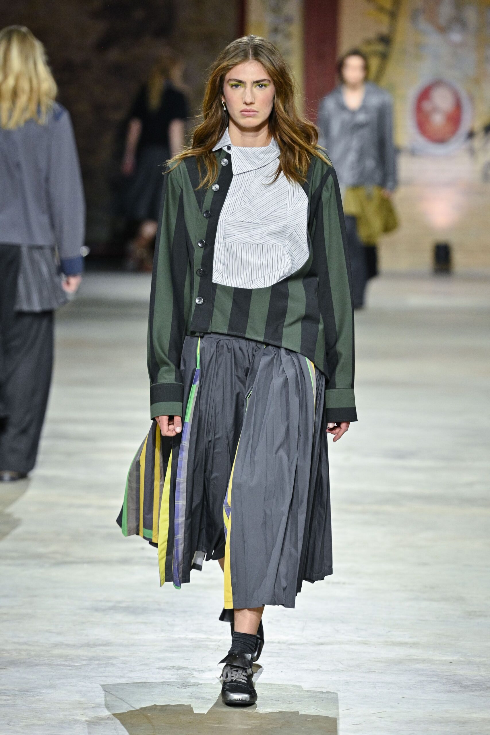 gray silk fitted high-waisted pleated skirt