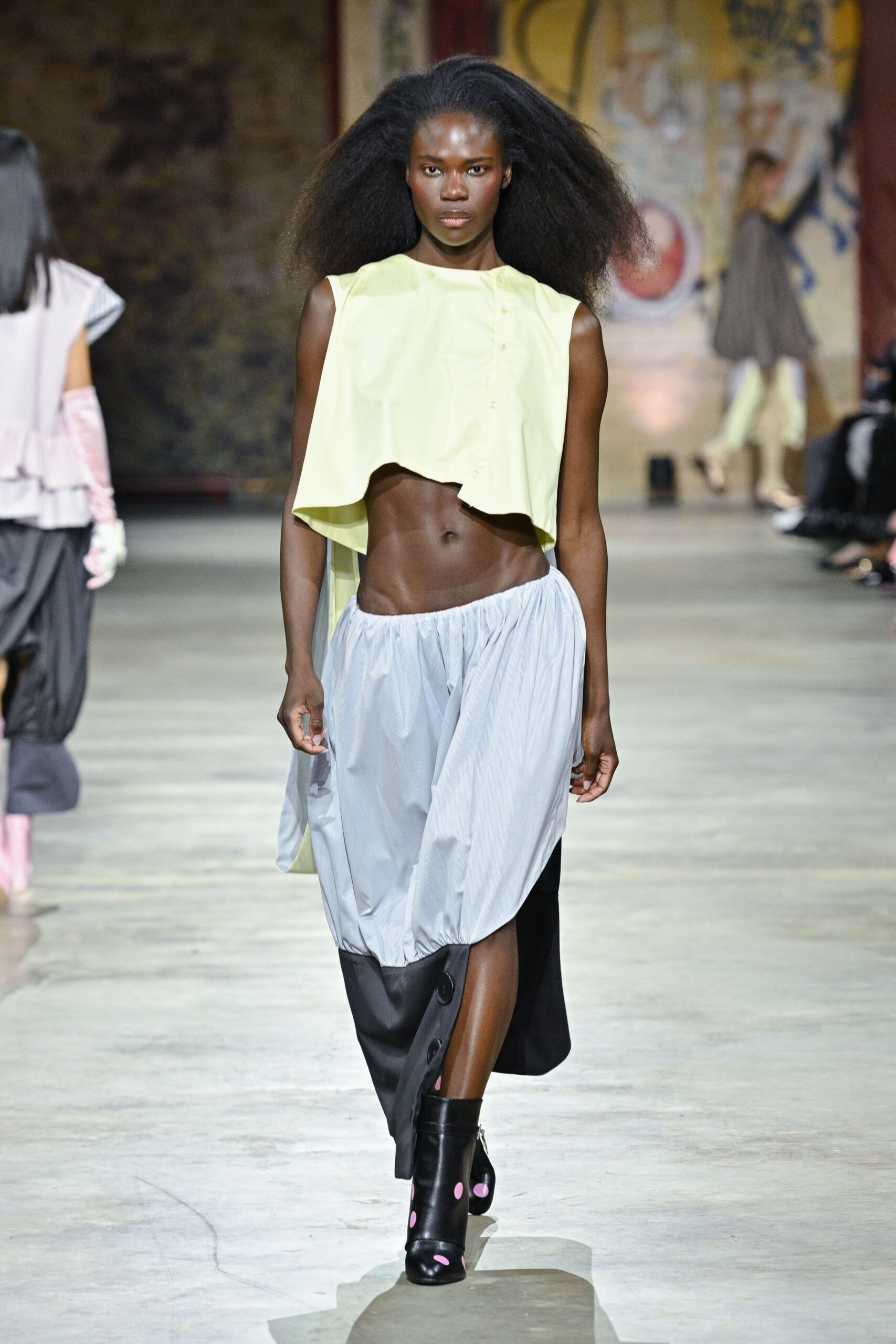 yellow cotton short-sleeve collared fitted top