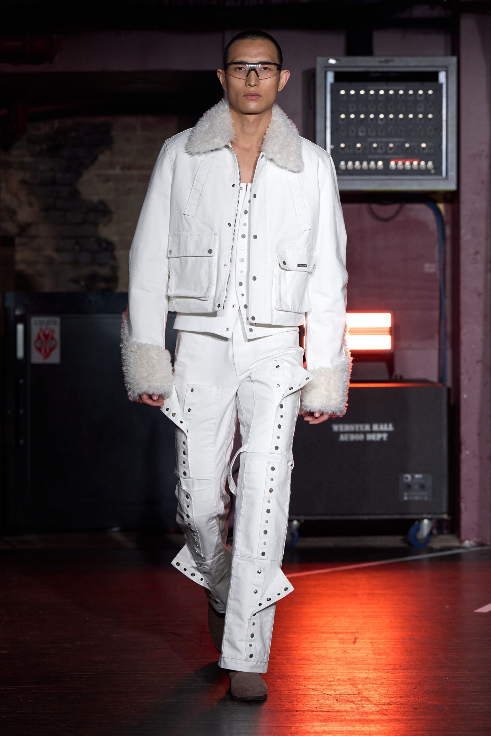 white cotton fitted zippered pants