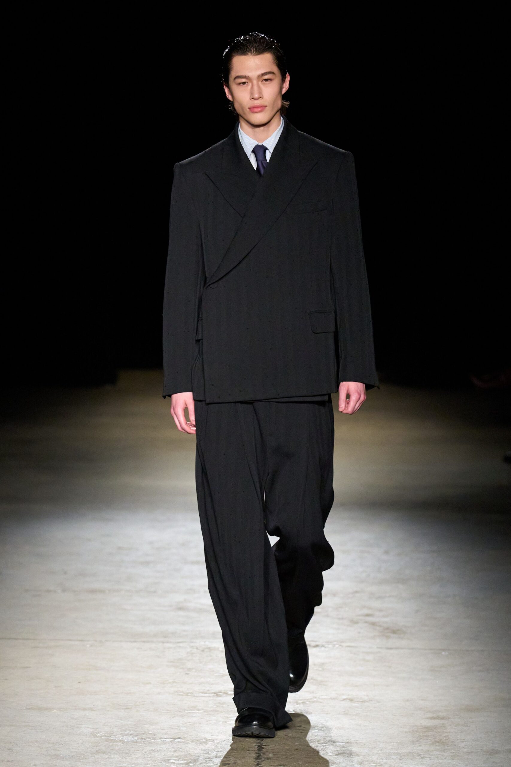 black wool long-sleeve collared tailored pleated suit