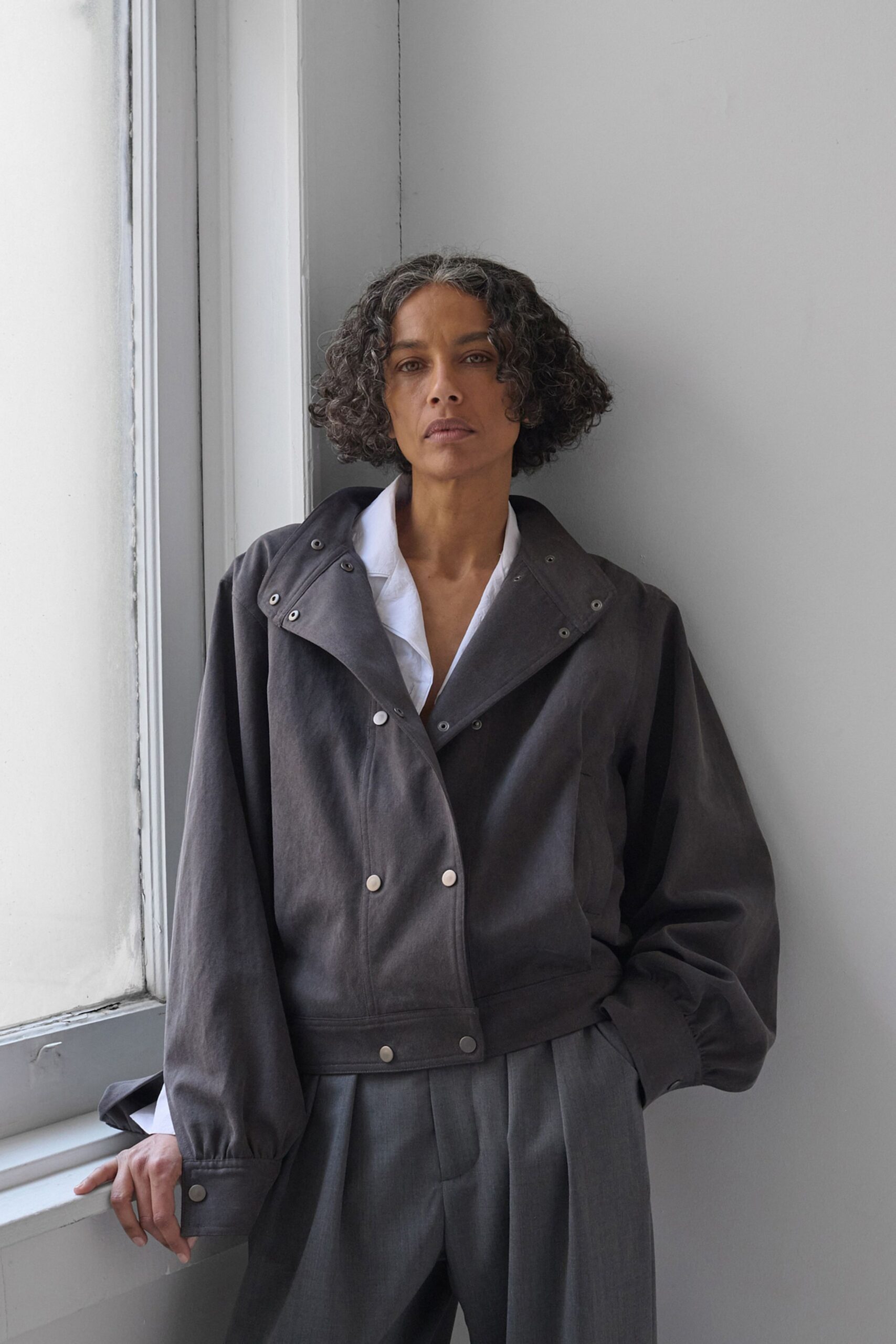 gray cotton long-sleeve collared relaxed buttoned jacket