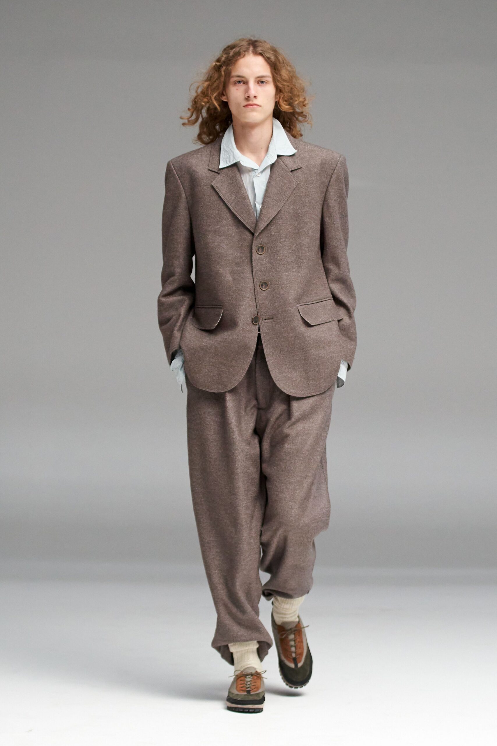brown wool long-sleeve collared relaxed buttoned suit