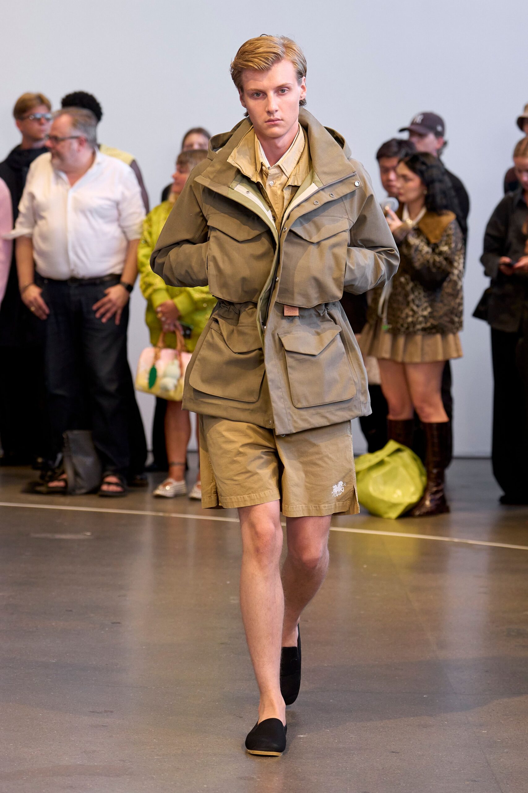 beige cotton fitted short shorts