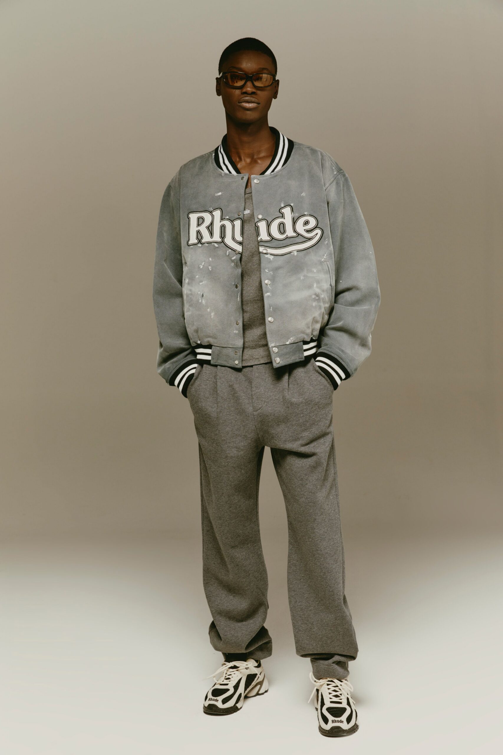 gray cotton long-sleeve collared relaxed buttoned jacket