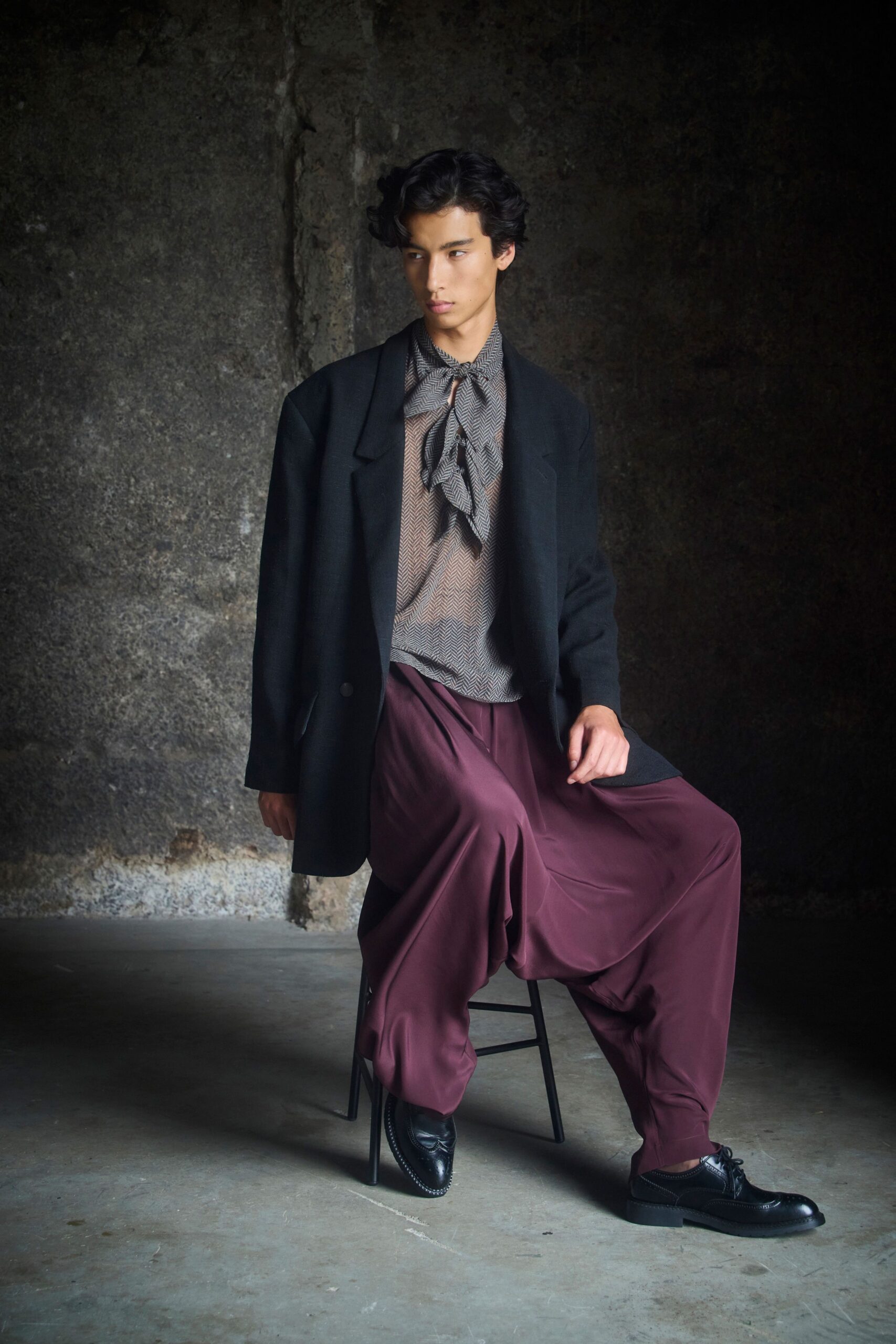 gray cotton long-sleeve collared fitted pleated shirt