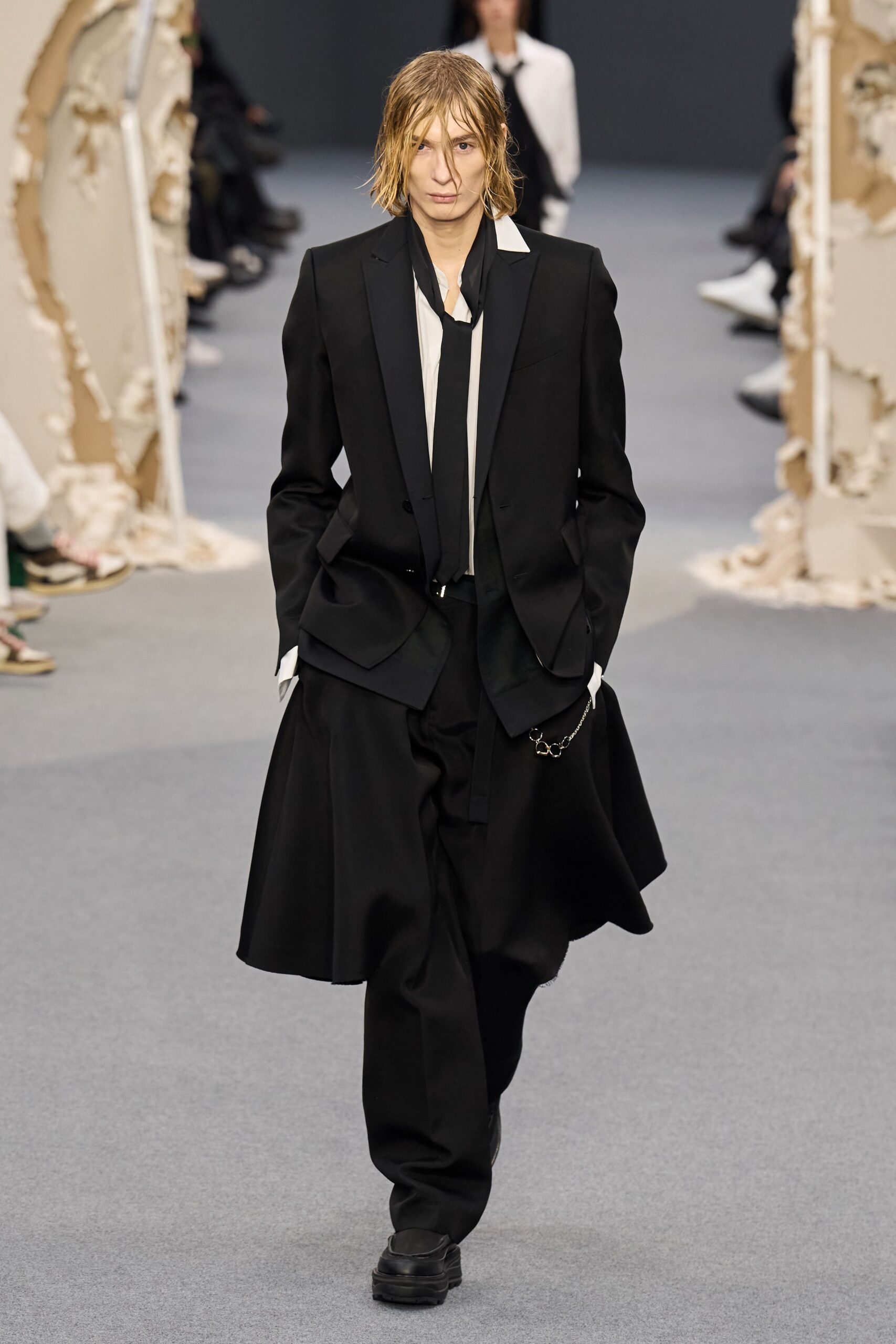 black long-sleeve collared relaxed buttoned suit