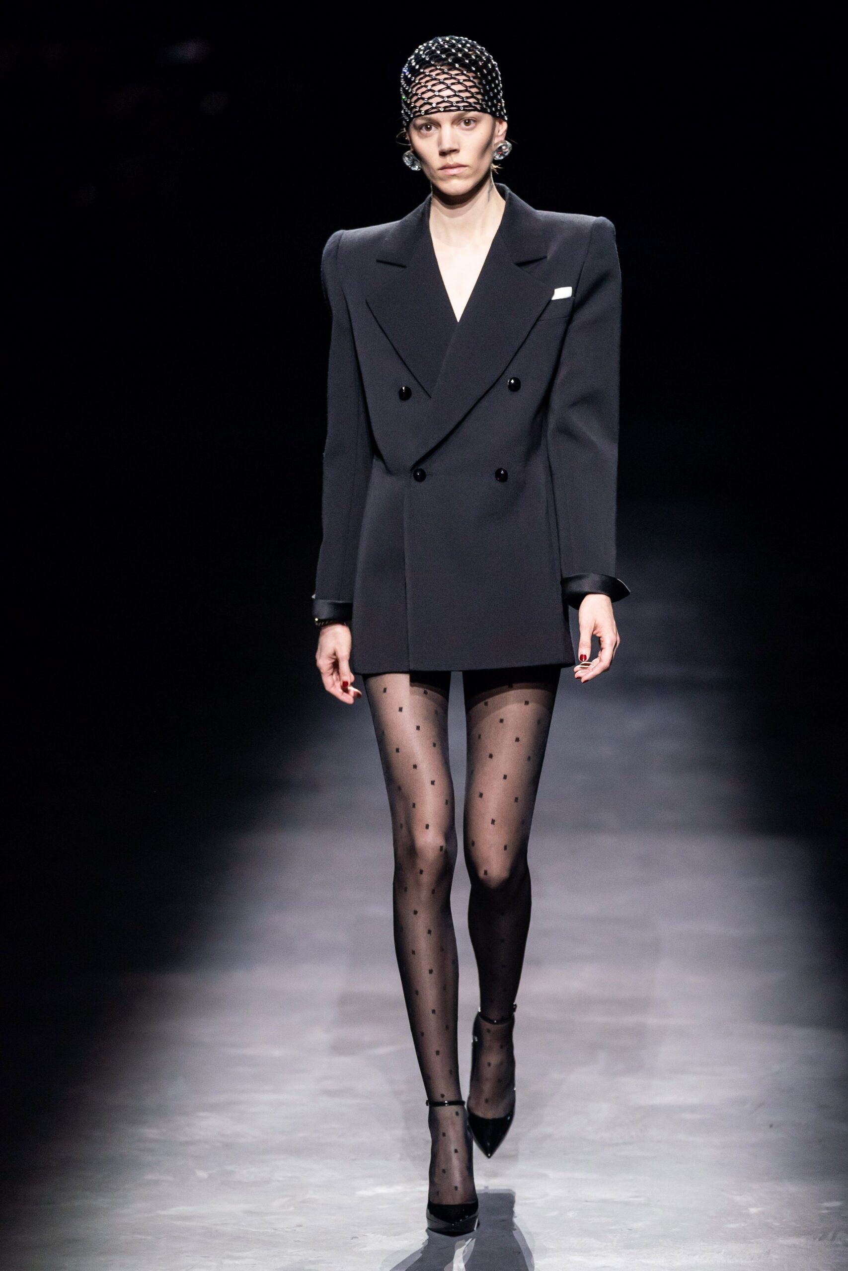 black long-sleeve collared tailored blazer