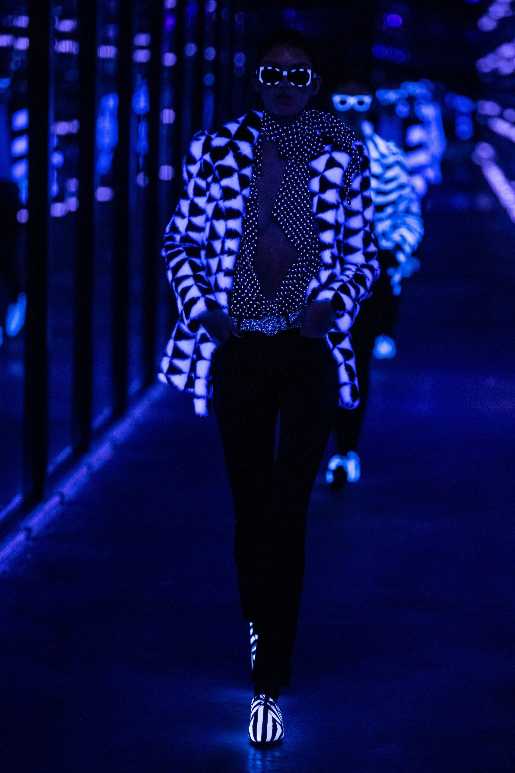black cotton long-sleeve collared fitted printed coat