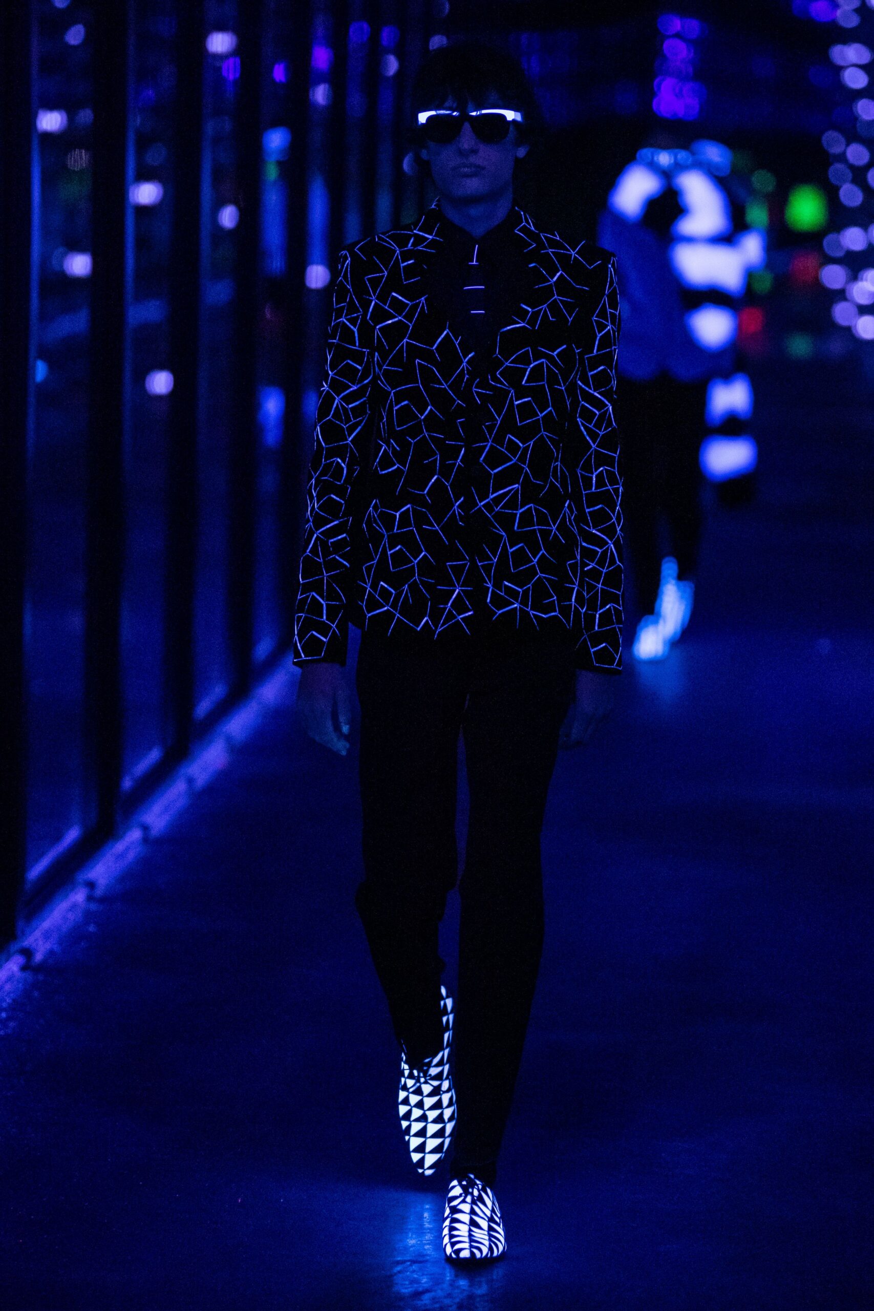 black cotton long-sleeve collared fitted printed blazer