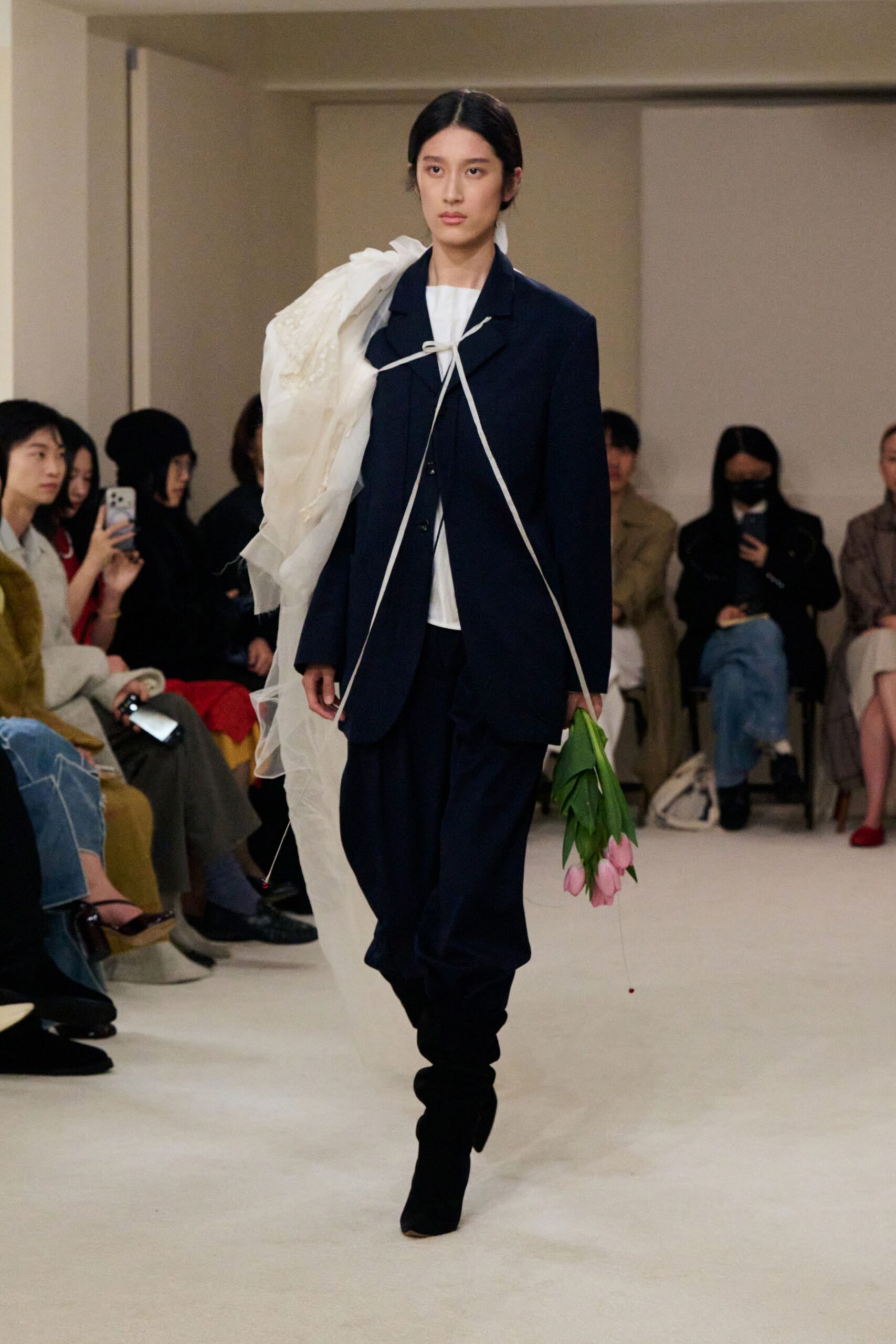 blue cotton long-sleeve collared relaxed buttoned suit
