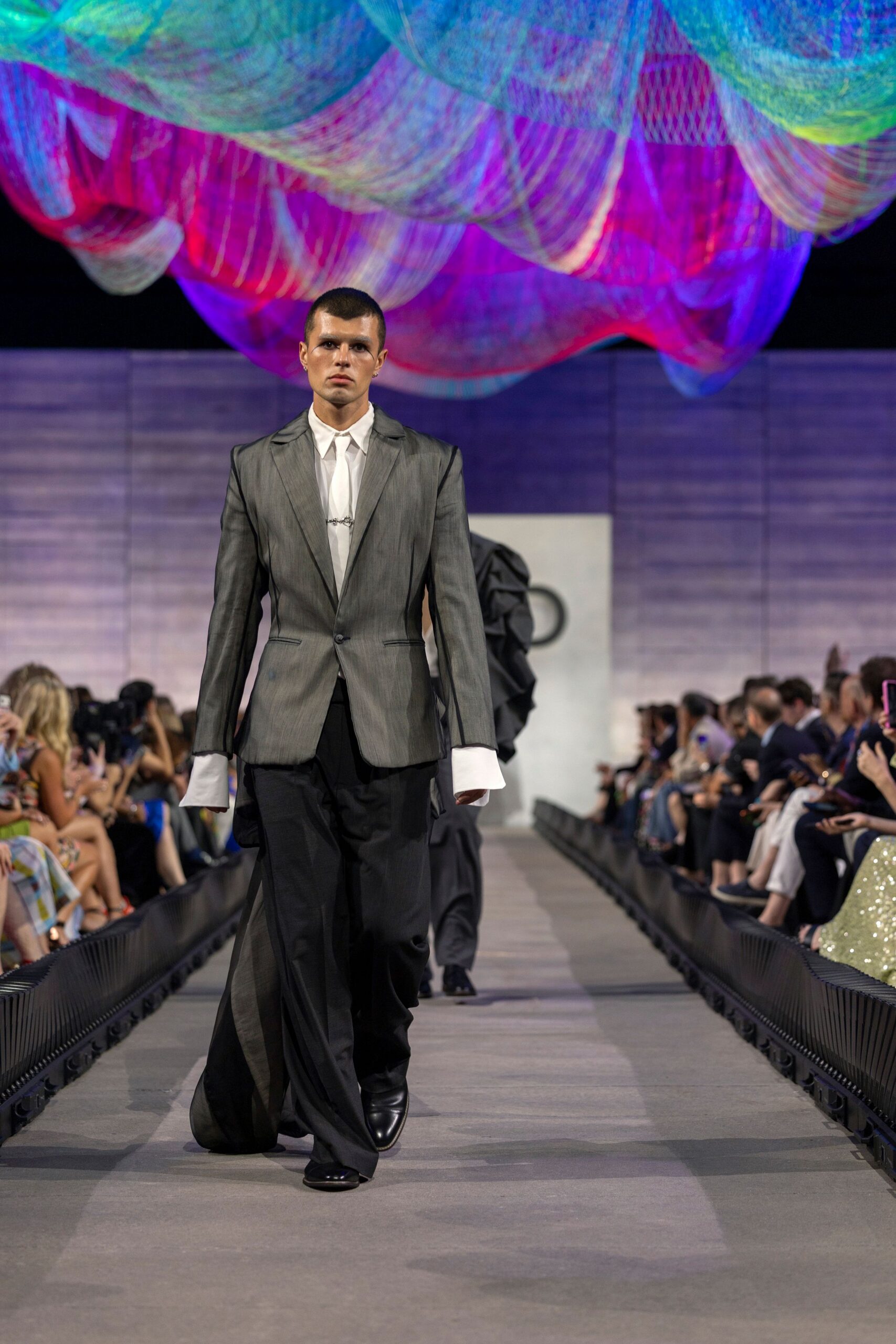 gray cotton long-sleeve collared tailored buttoned pleated suit