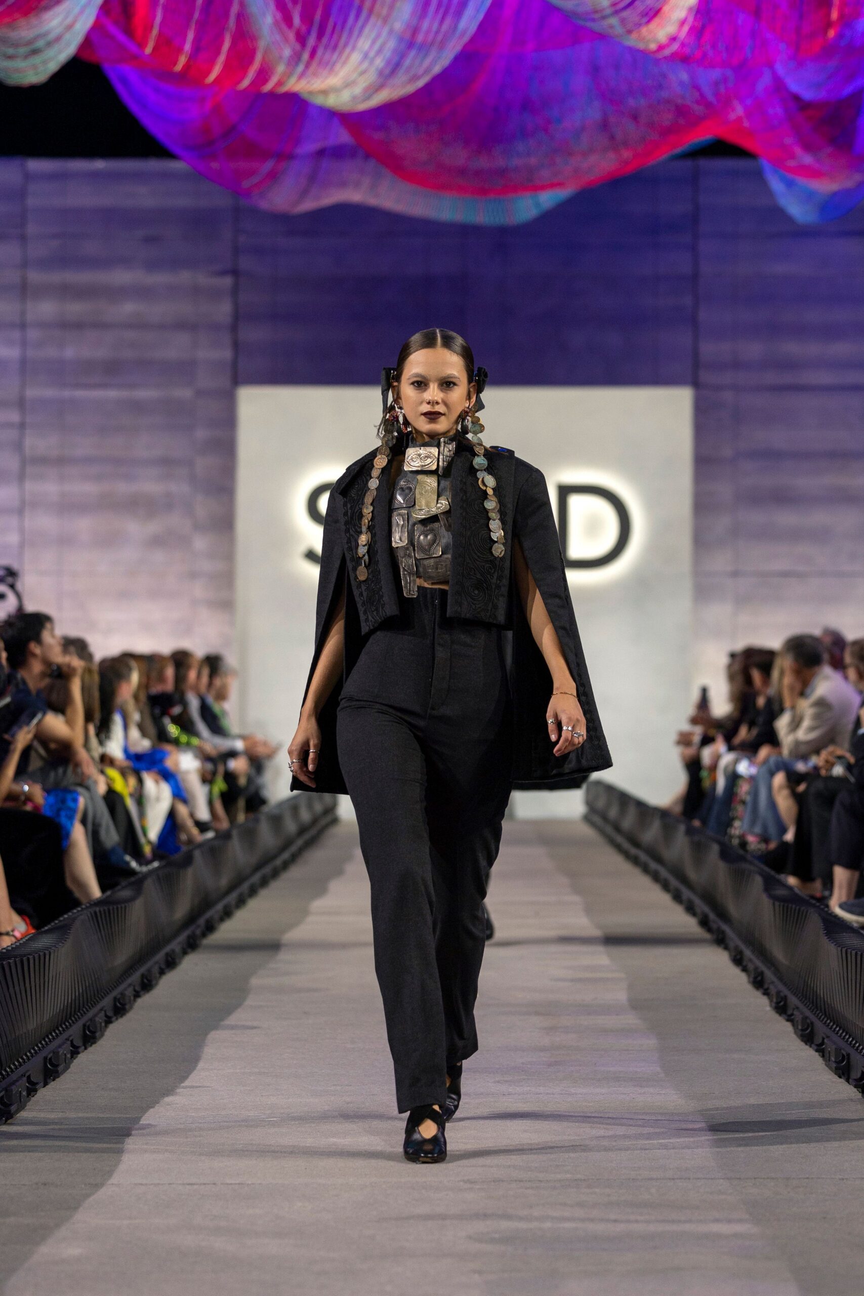 black wool sleeveless relaxed cape