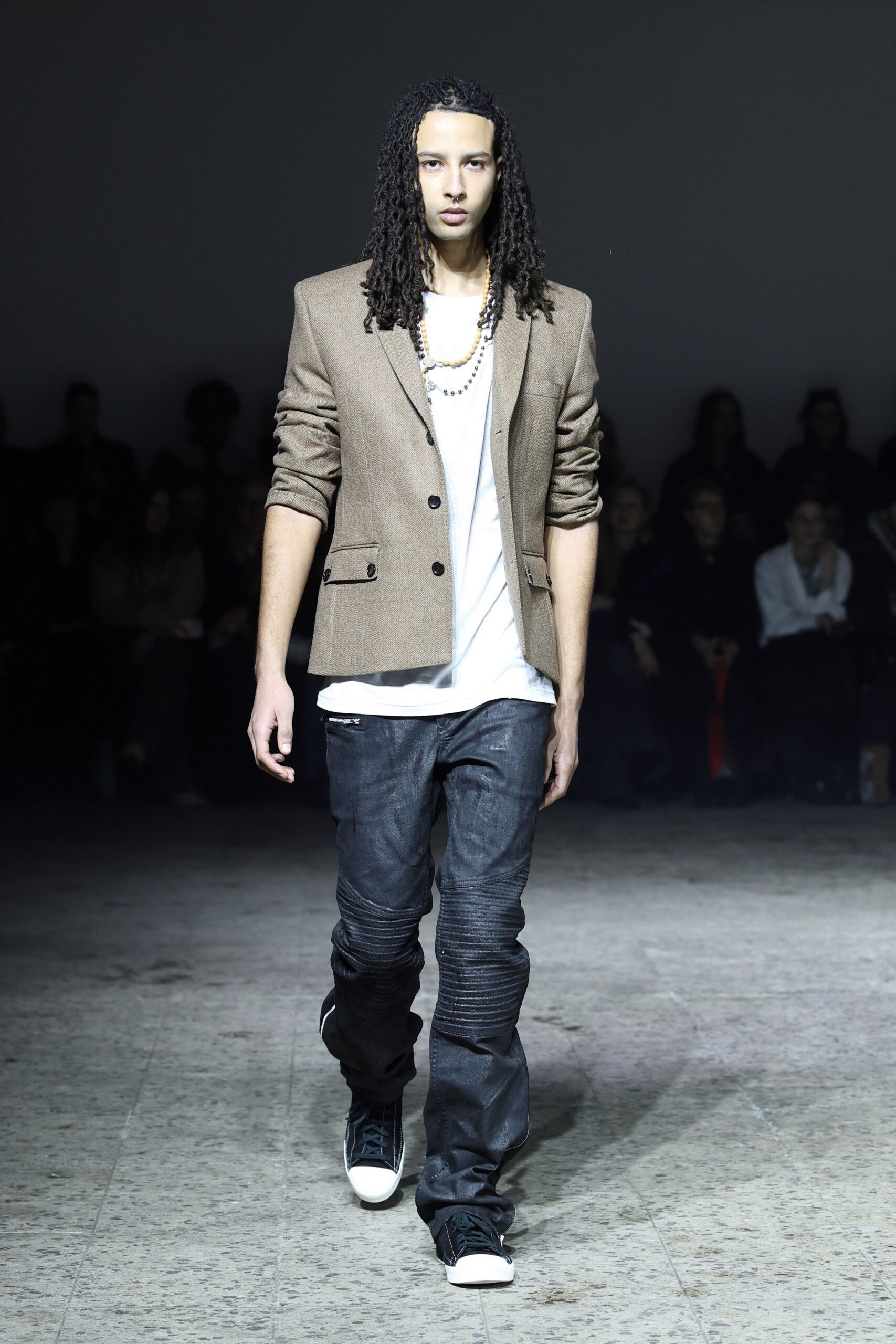 brown tweed blazer with white t-shirt