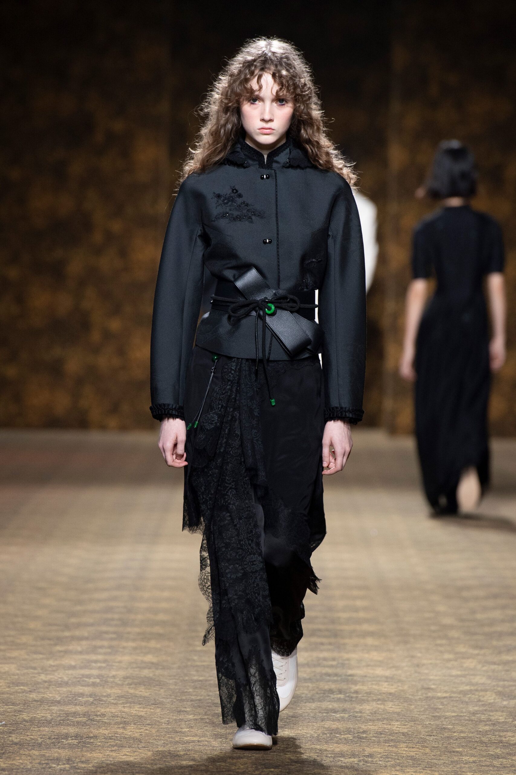 black cotton long-sleeve collared fitted buttoned jacket