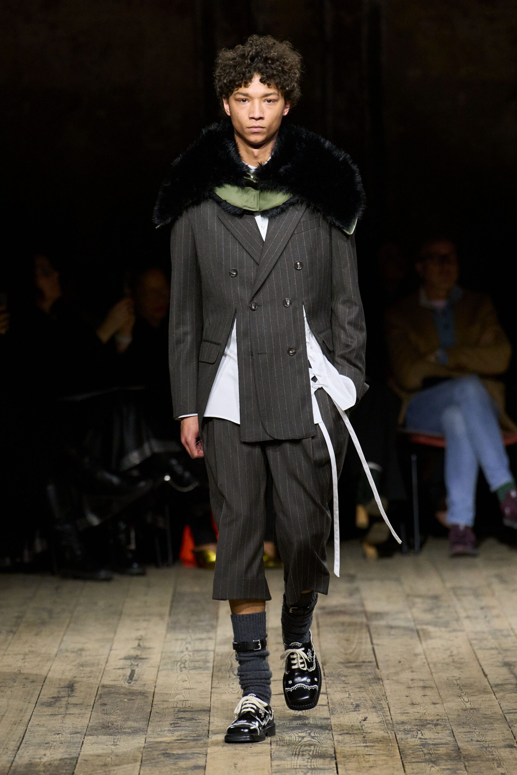 gray wool tailored pleated short pants
