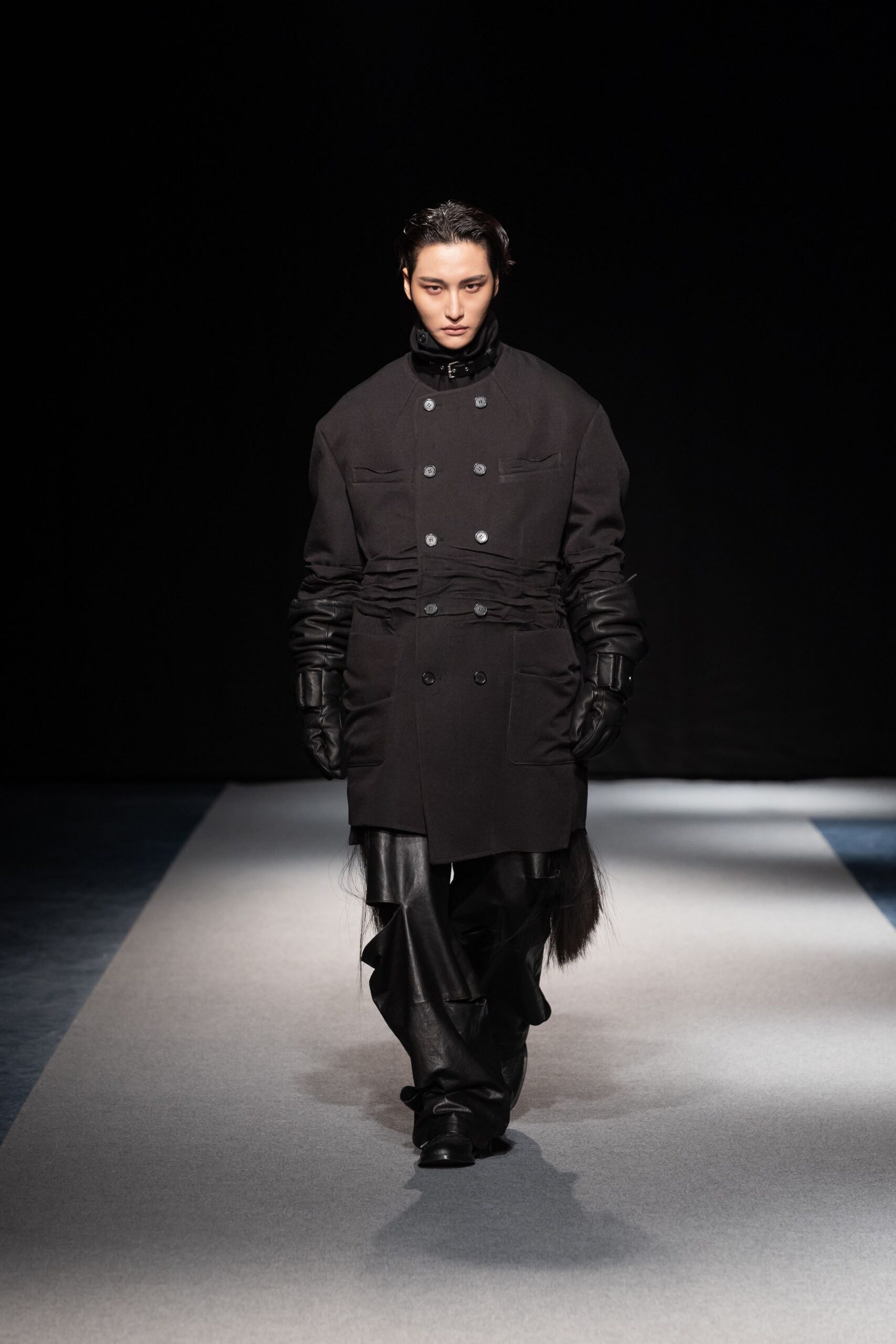 black leather fitted gloves