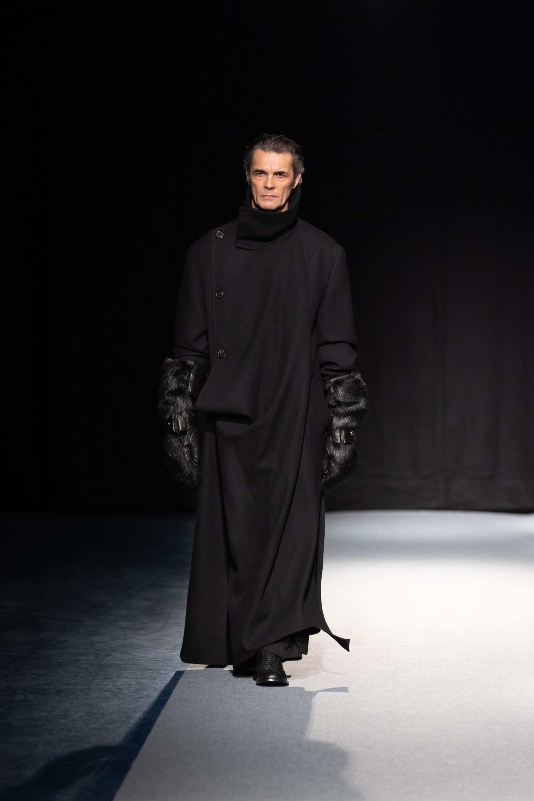 black fur fitted gloves