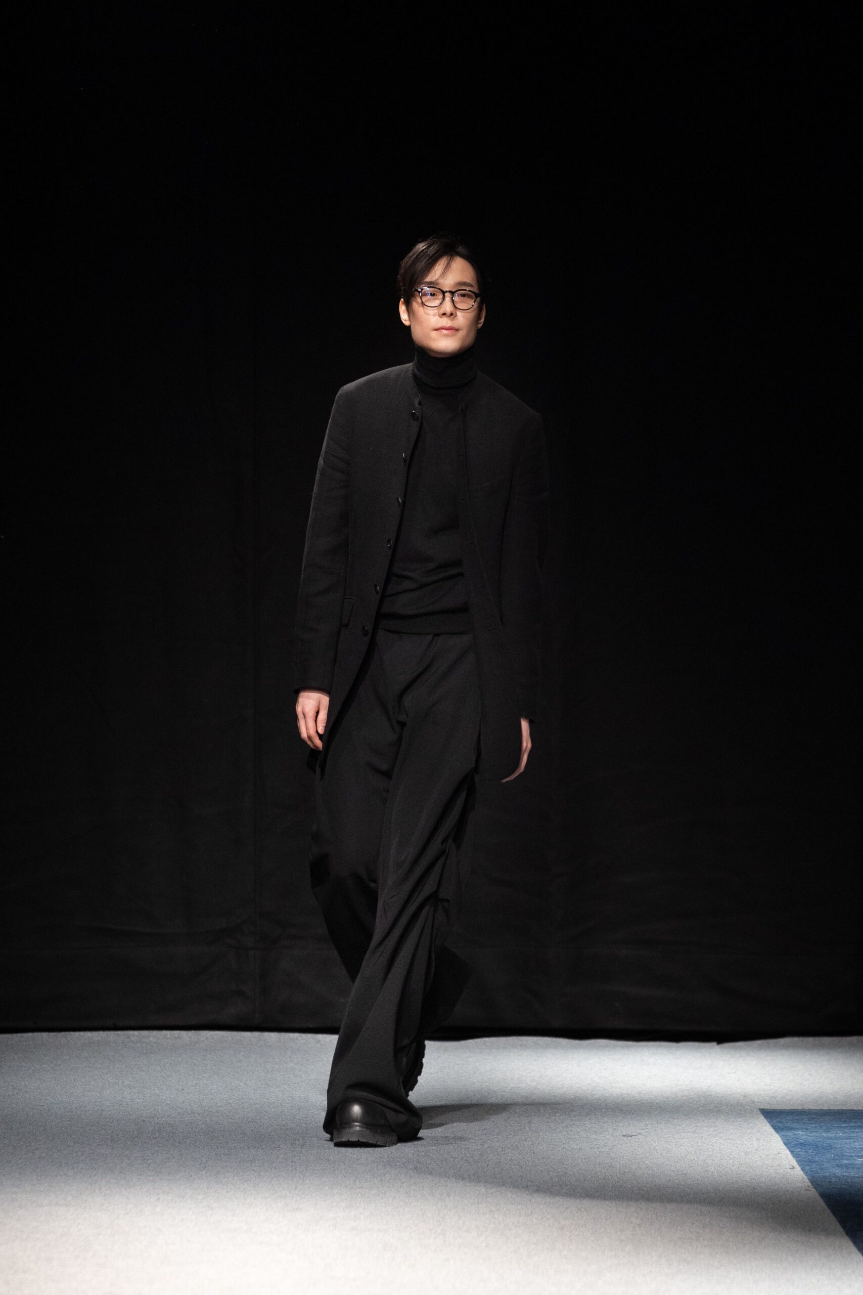 black wool long-sleeve collared fitted jacket
