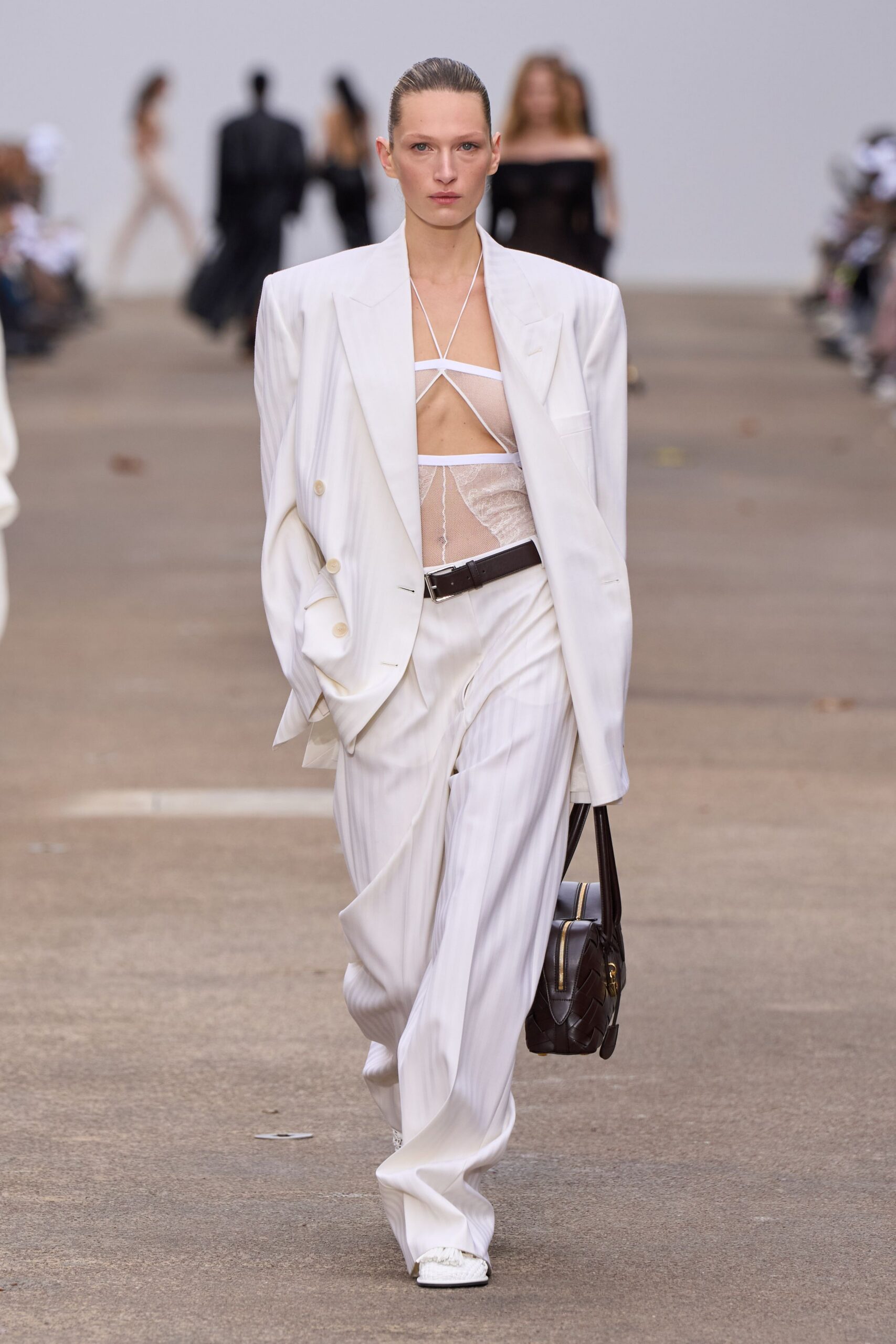 white cotton long-sleeve collared relaxed buttoned pleated suit