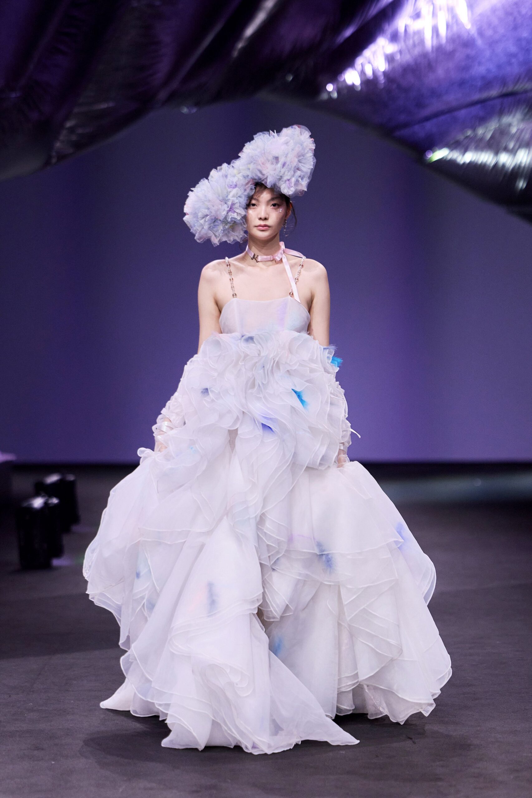 multi feather structured hat