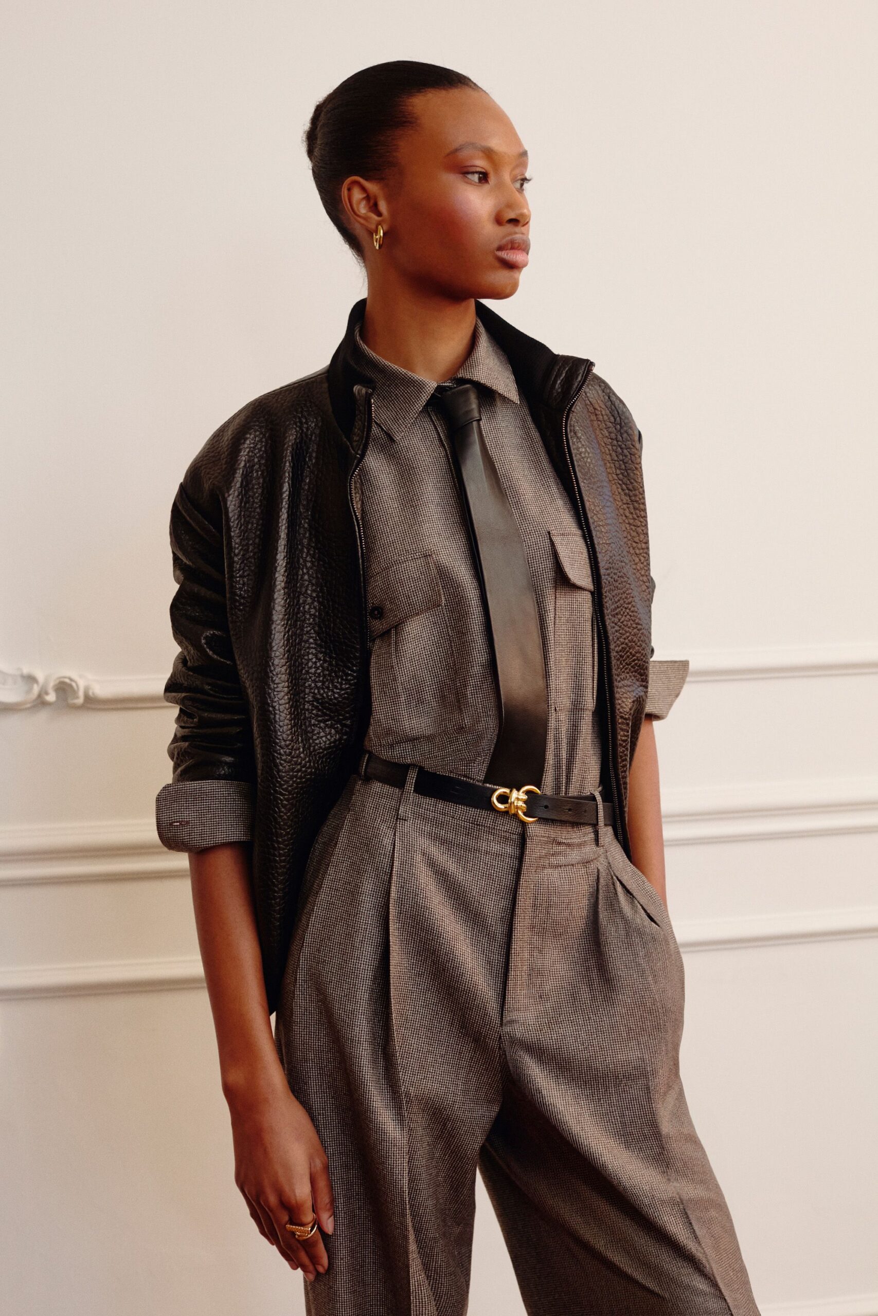 gray cotton long-sleeve collared fitted buttoned shirt