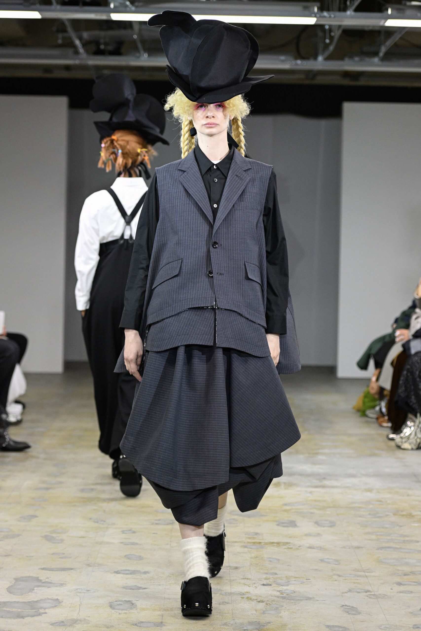 black cotton long-sleeve collared relaxed shirt