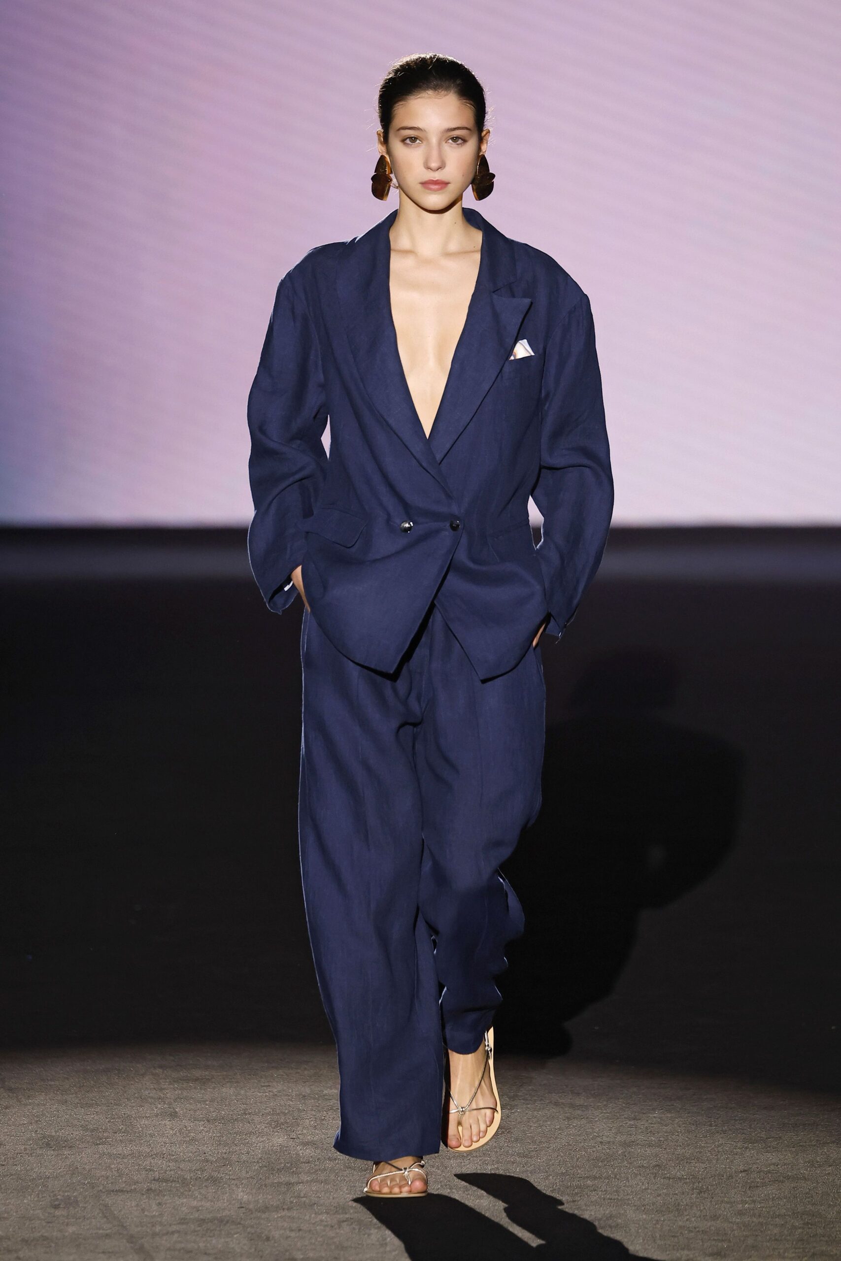 blue linen long-sleeve v-neck relaxed buttoned blazer