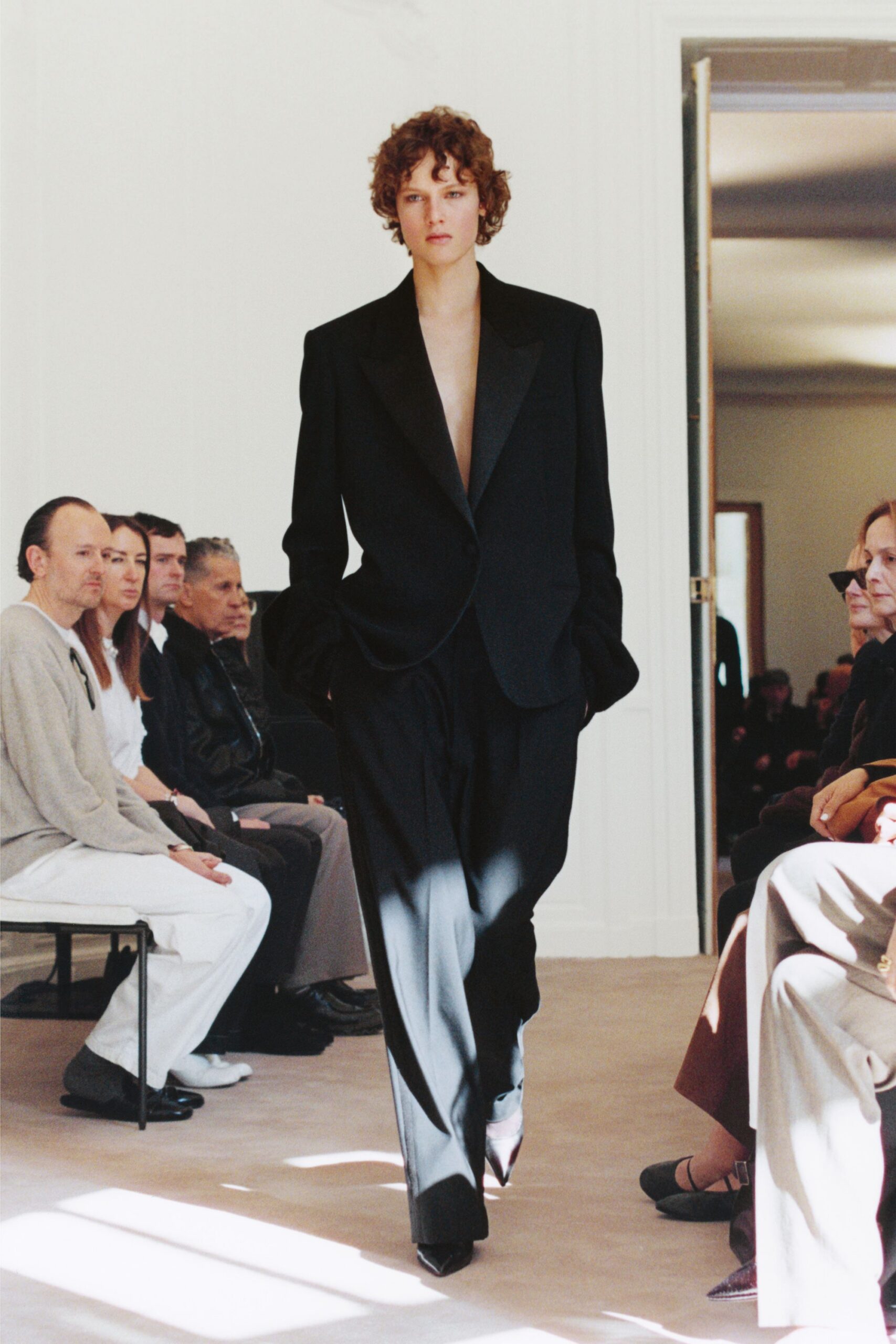 black long-sleeve collared tailored suit