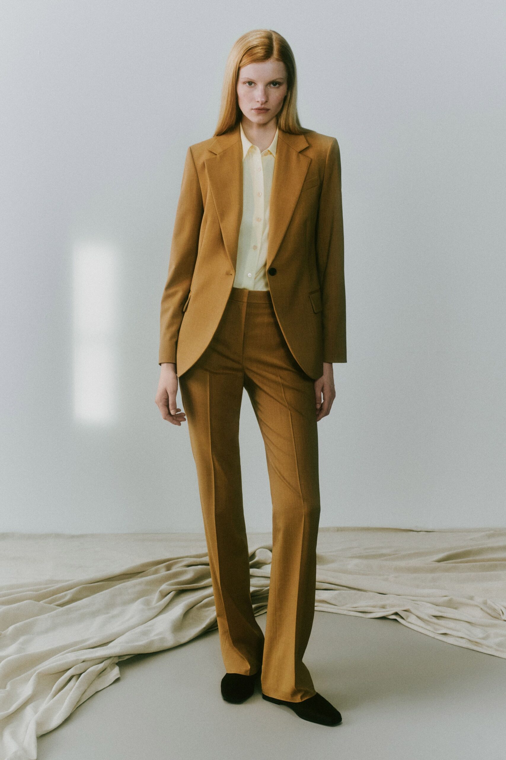 yellow cotton short-sleeve collared fitted buttoned shirt