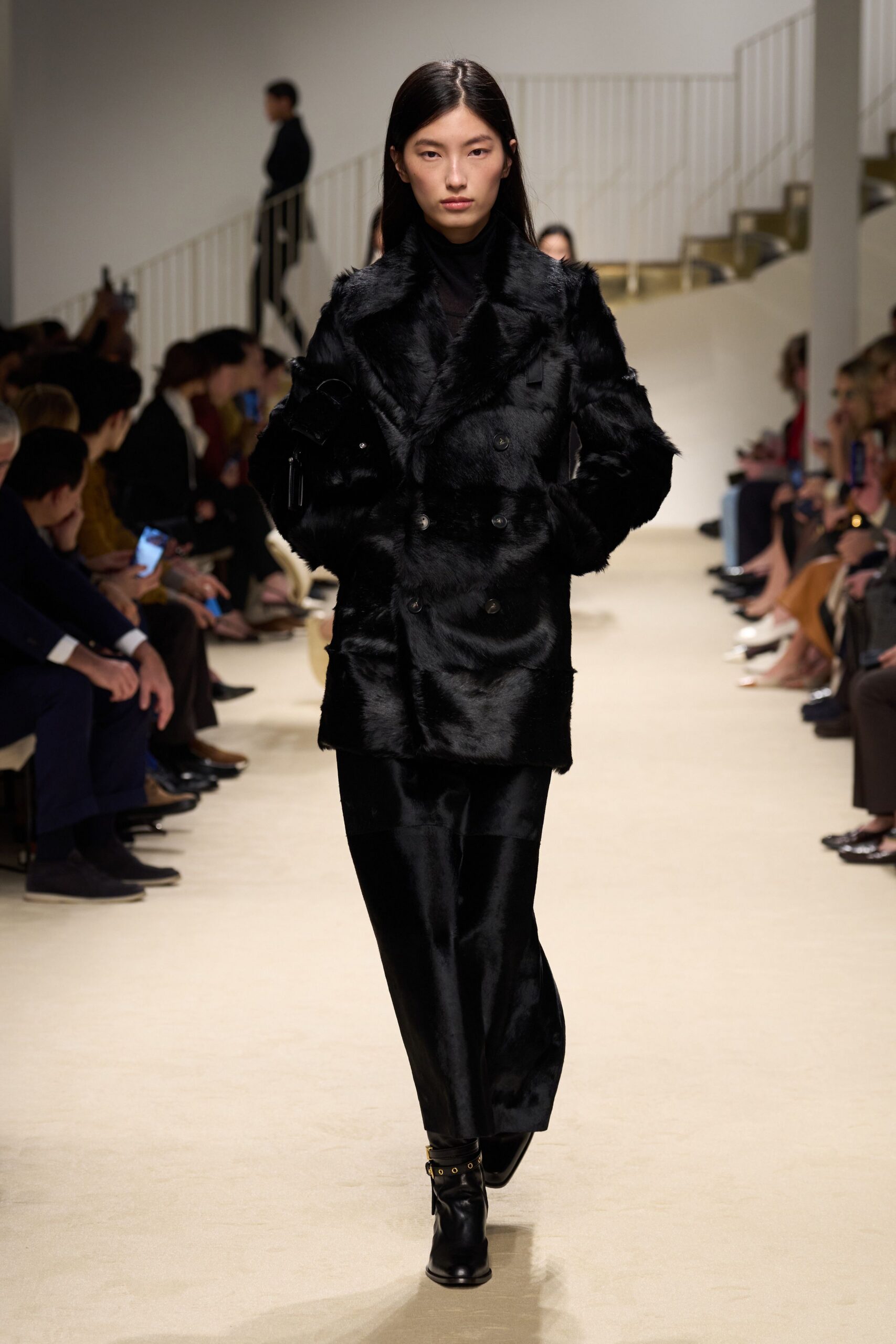black fur long-sleeve double-breasted fitted textured coat