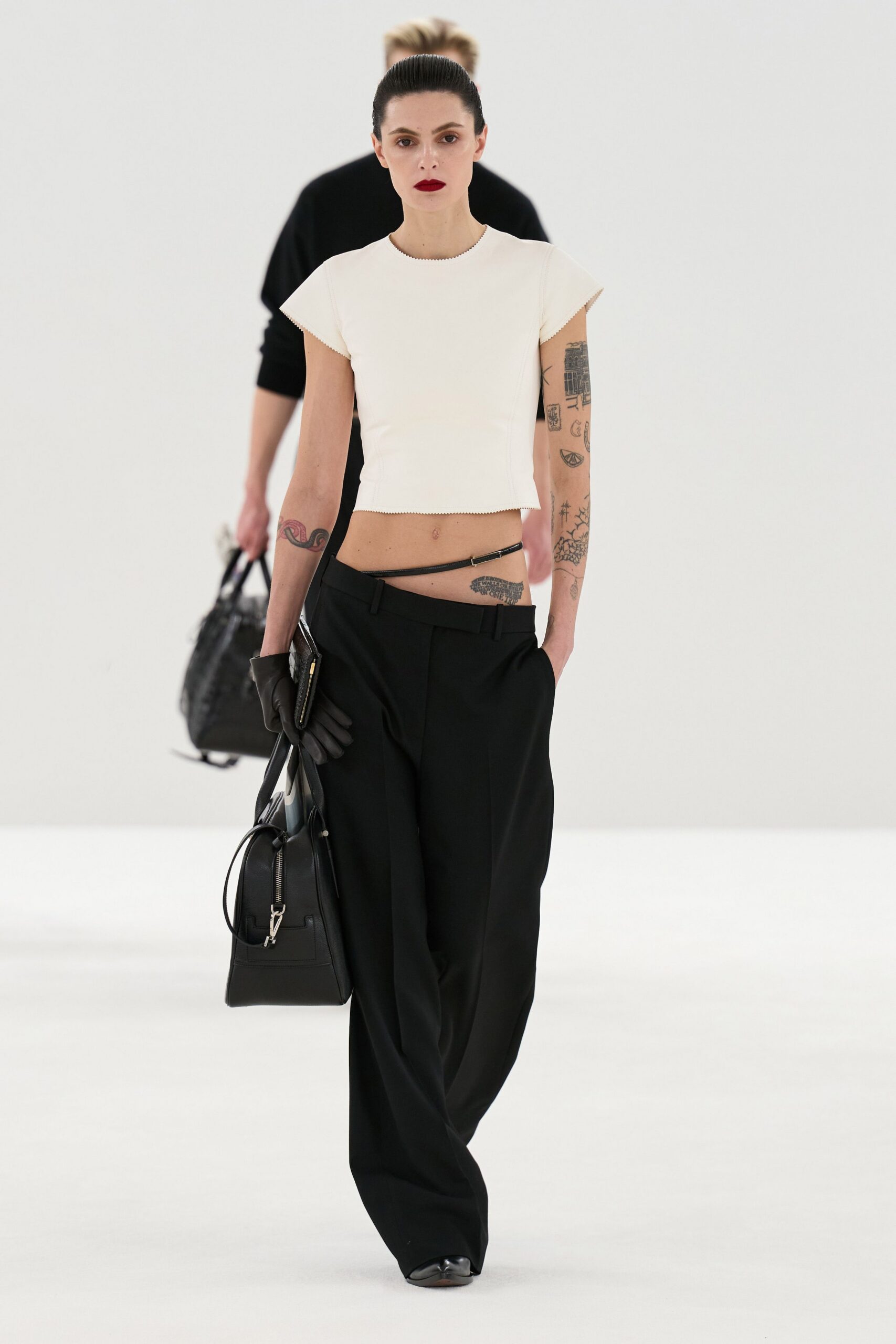 white cotton short-sleeve scoop-neck fitted cropped top