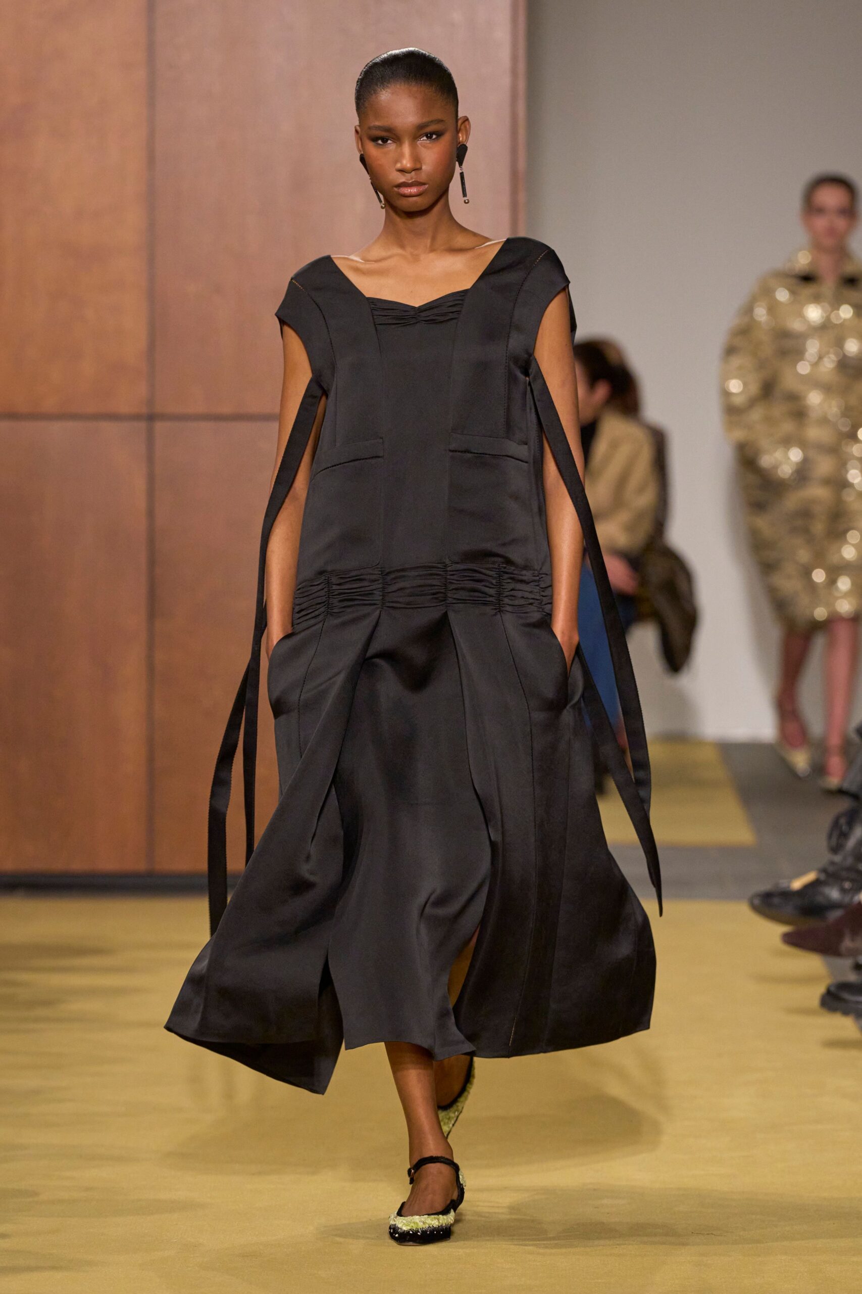 black silk sleeveless v-neck fitted pleated pockets dress