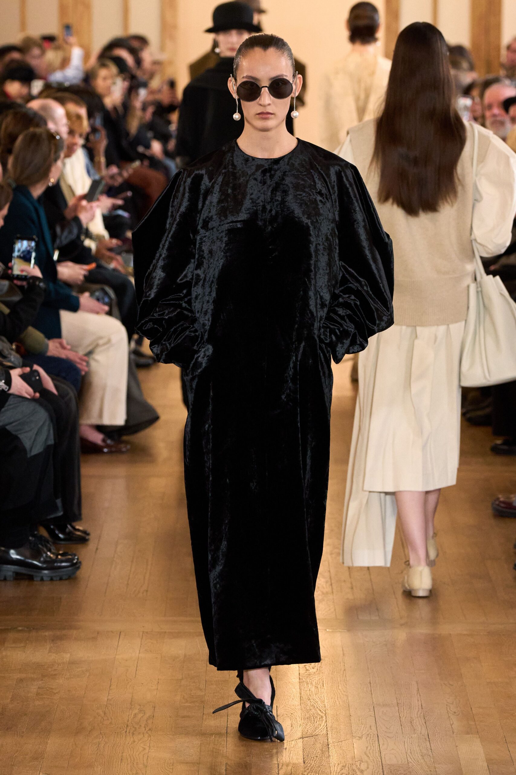 black velvet relaxed long-sleeve dress