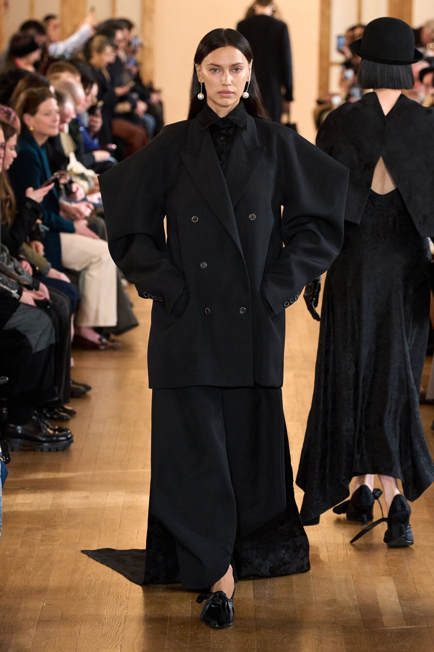 black wool long-sleeve collared oversized blazer