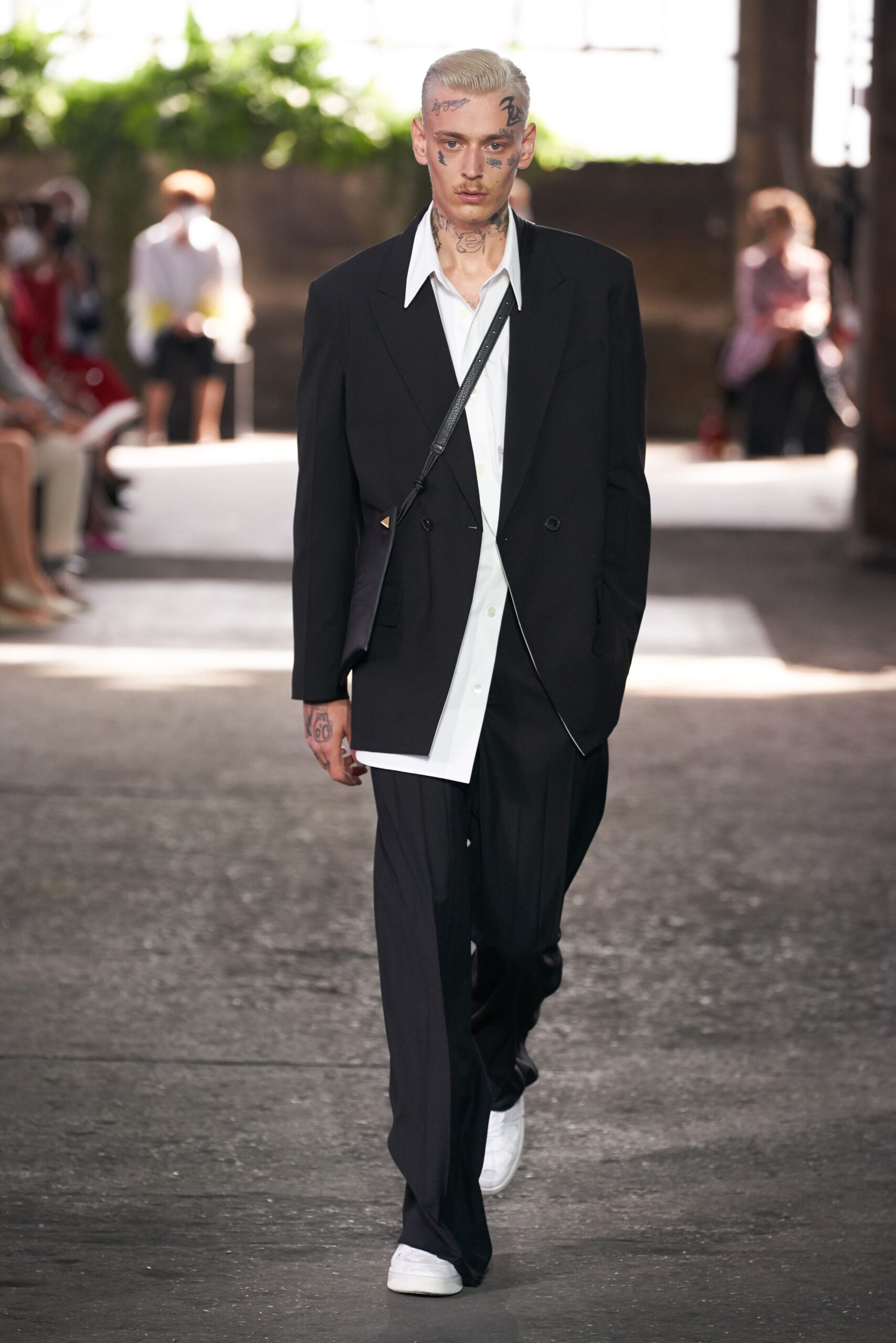 black long-sleeve collared tailored blazer