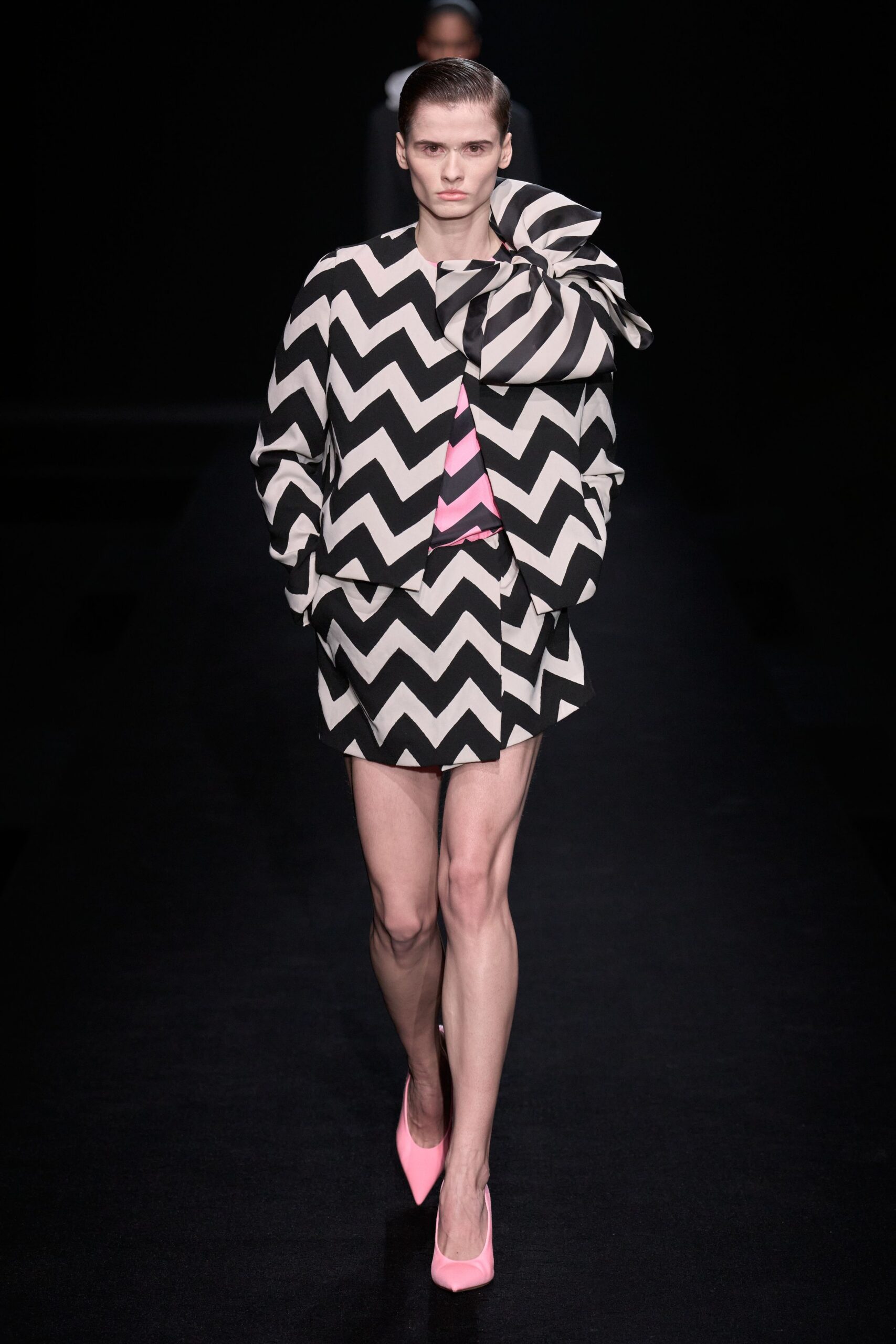 black long-sleeve collared fitted zigzag blazer
