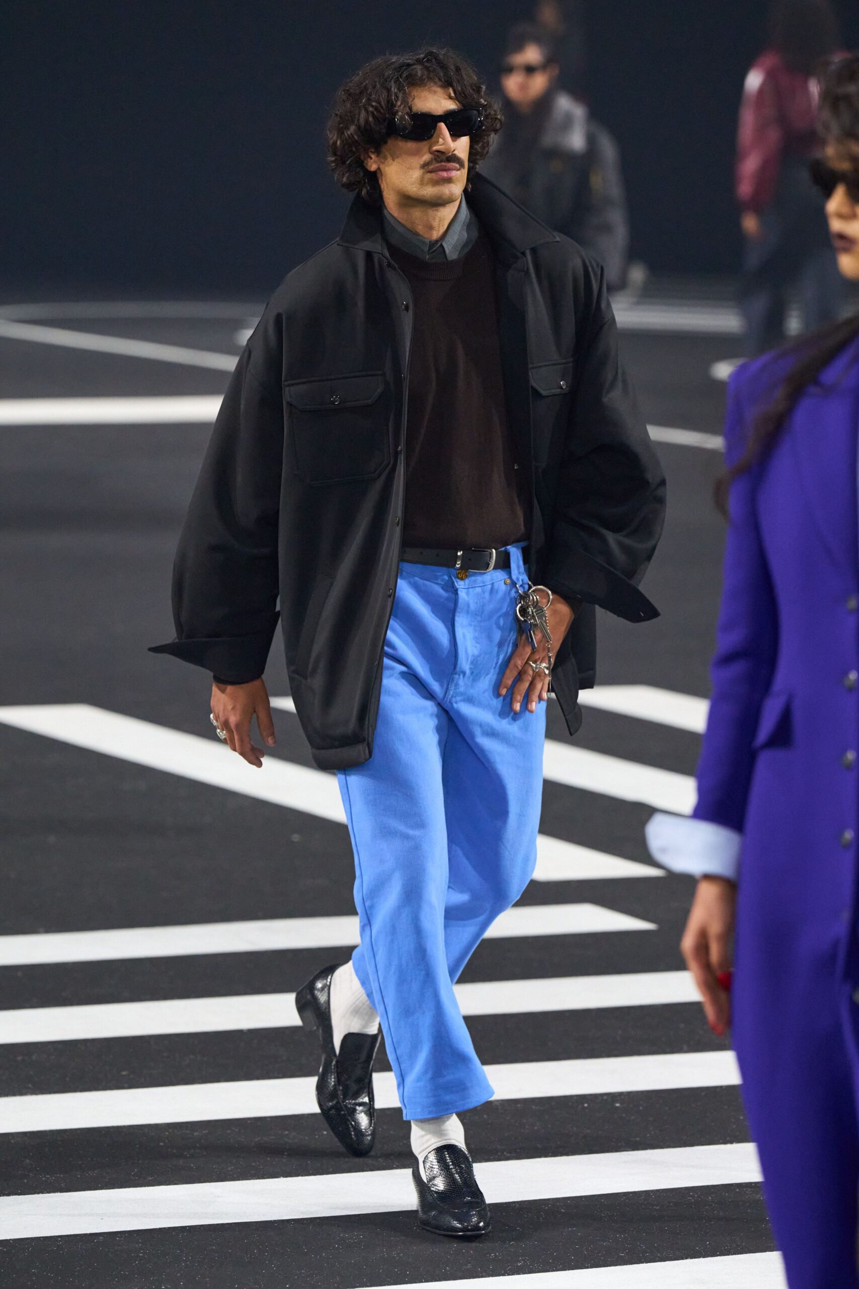 black oversized jacket with blue pants