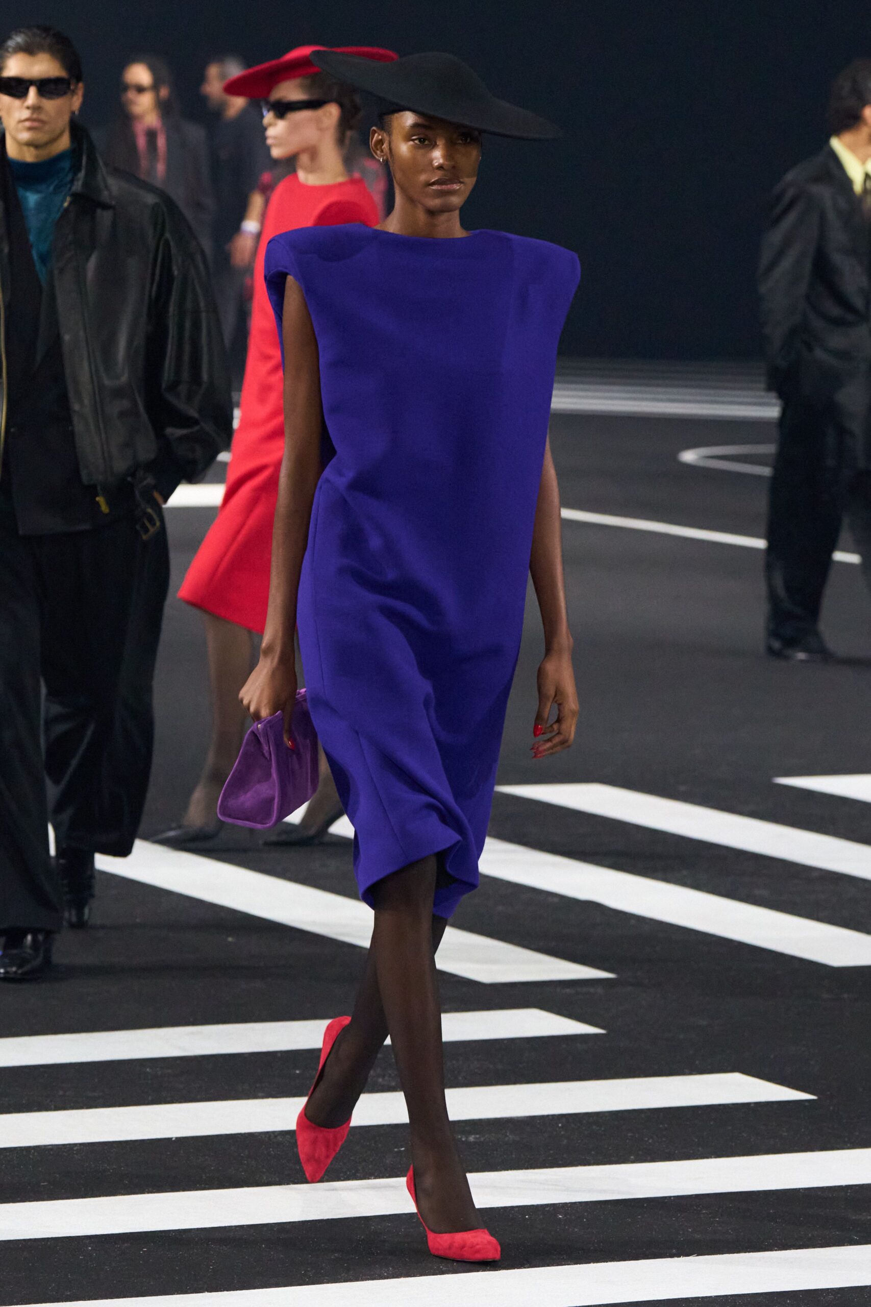 purple sleeveless dress with red shoes