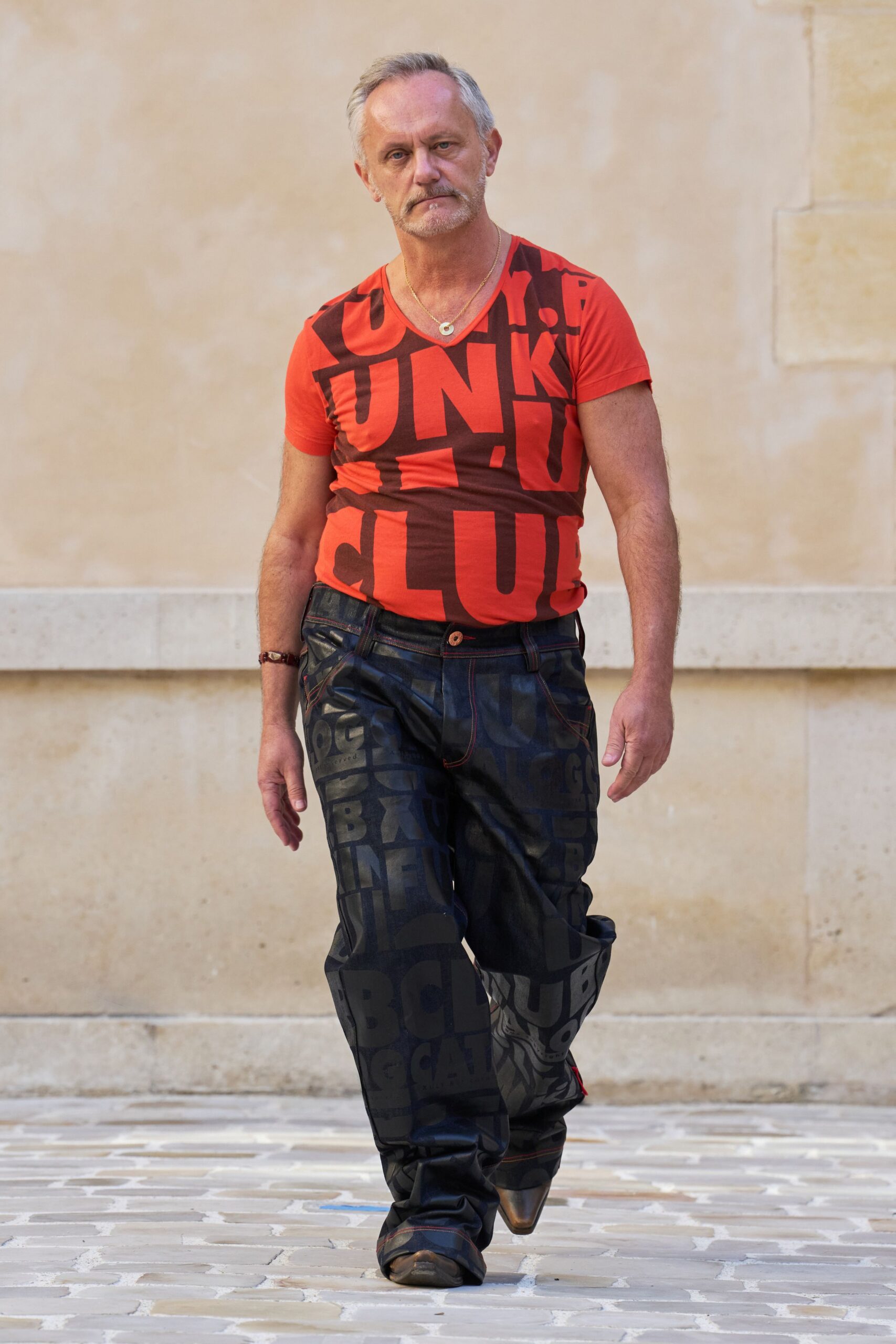 red cotton short-sleeve v-neck fitted printed t-shirt